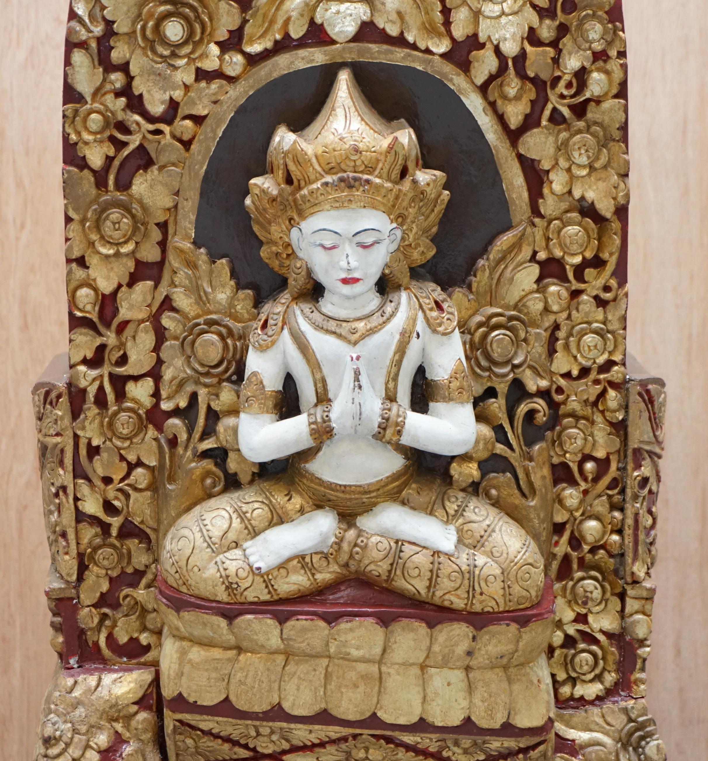 Rare paire de chaises de cérémonie tibétaines circa 1900 Bouddha Nyingma sculpté dans le dossier en vente 12
