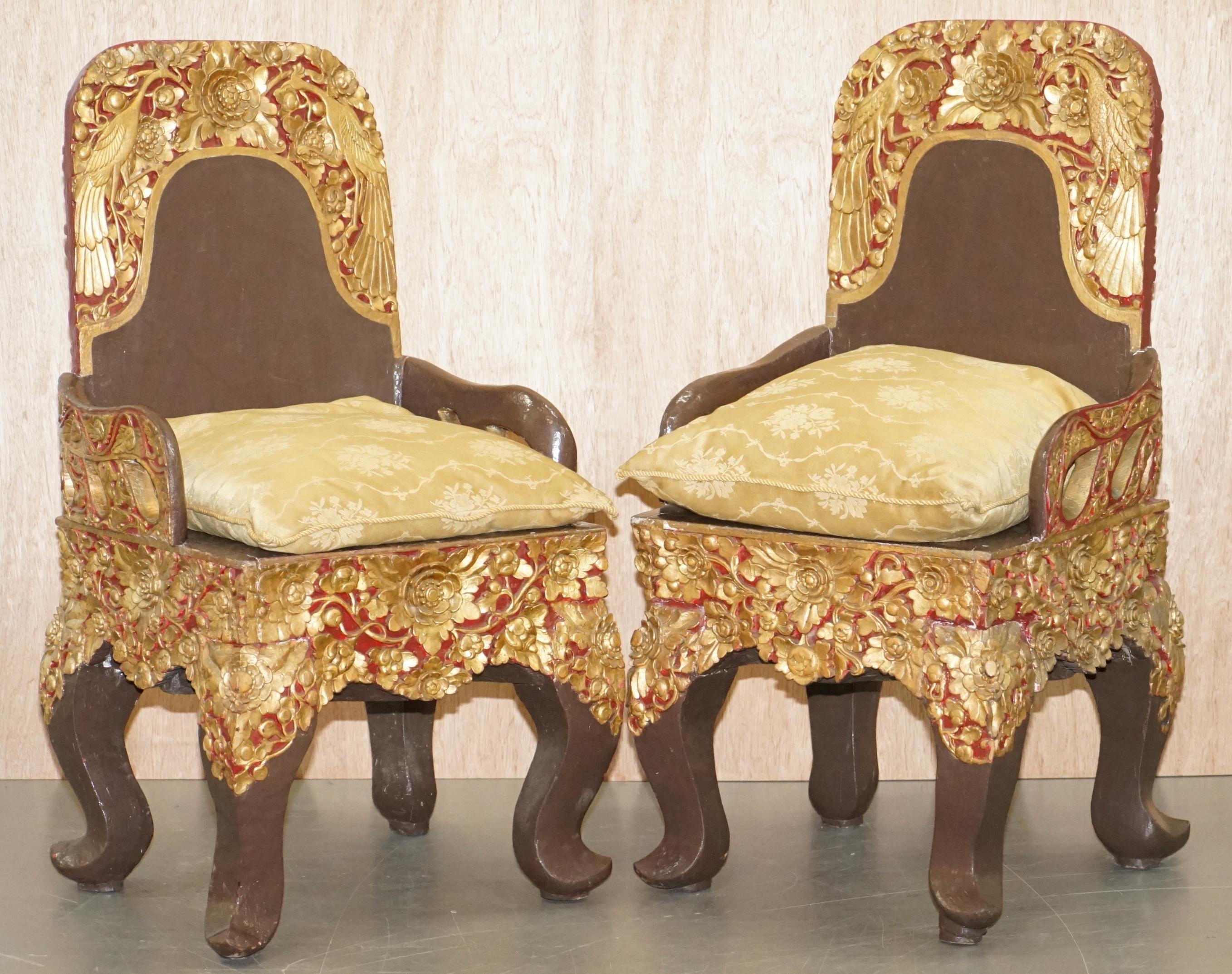 Nous sommes ravis d'offrir à la vente cette paire extrêmement rare de chaises de cérémonie tibétaines originales datant d'environ 1900, avec des décorations dorées et de grandes figures moulées du dieu bouddhiste Nyingma.

Par où commencer ? Quelle