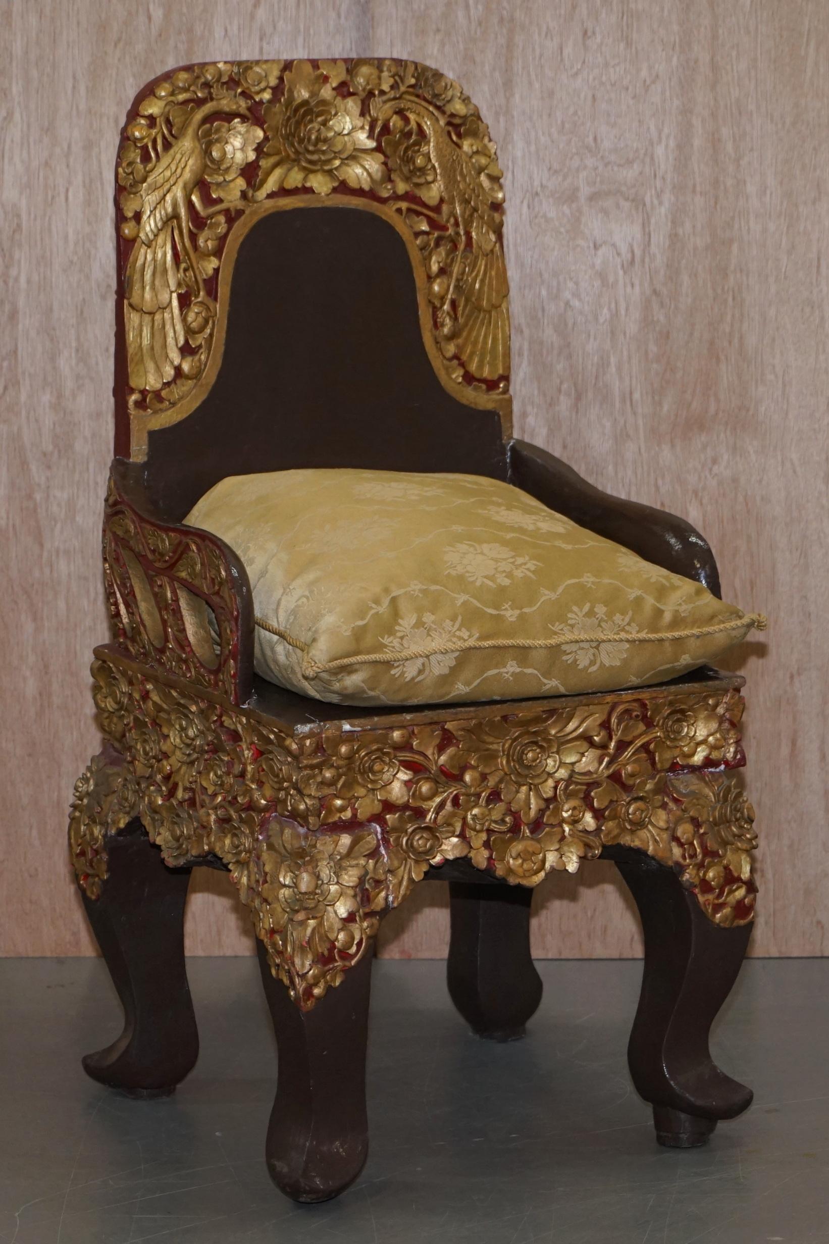 Tibétain Rare paire de chaises de cérémonie tibétaines circa 1900 Bouddha Nyingma sculpté dans le dossier en vente