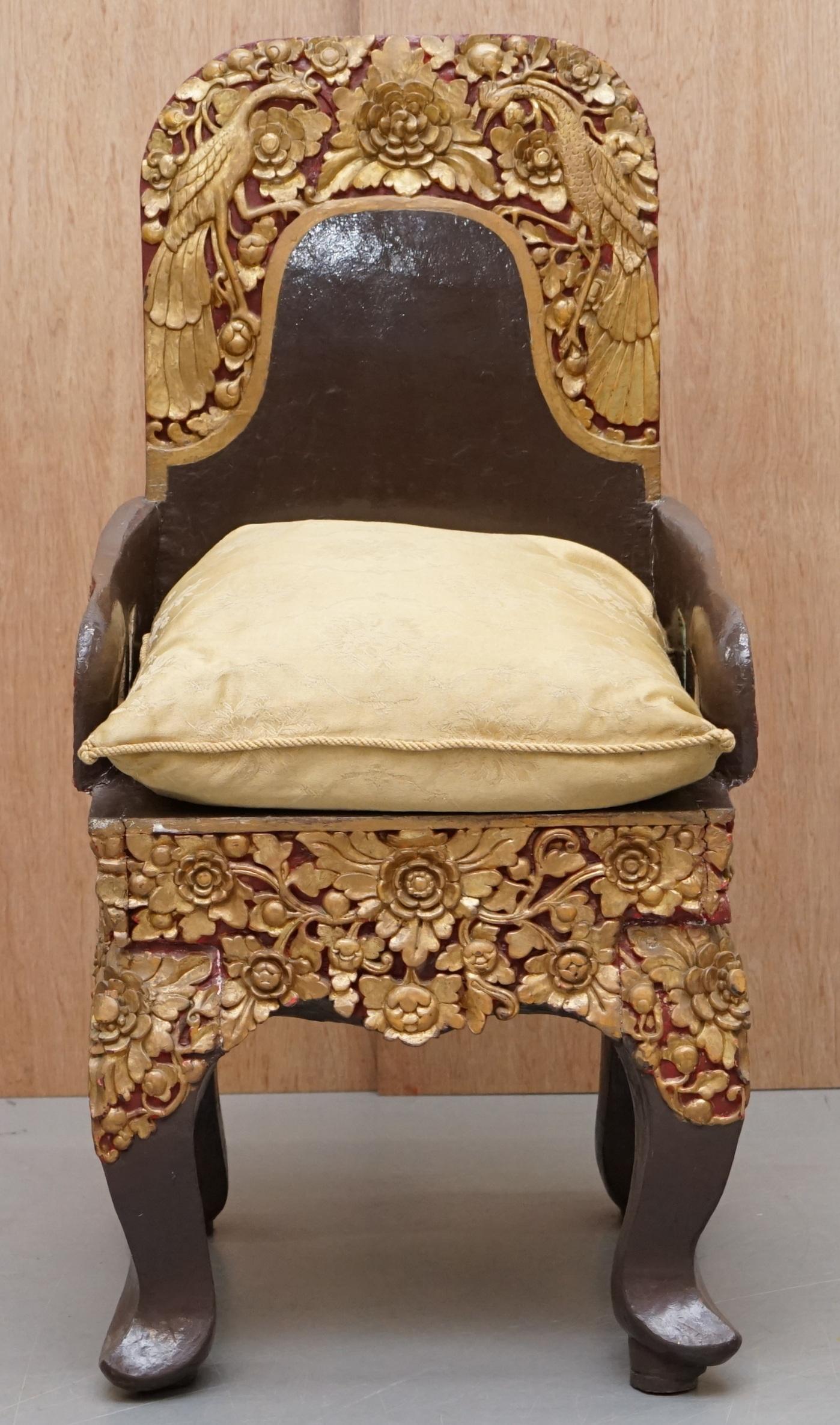 Doré Rare paire de chaises de cérémonie tibétaines circa 1900 Bouddha Nyingma sculpté dans le dossier en vente