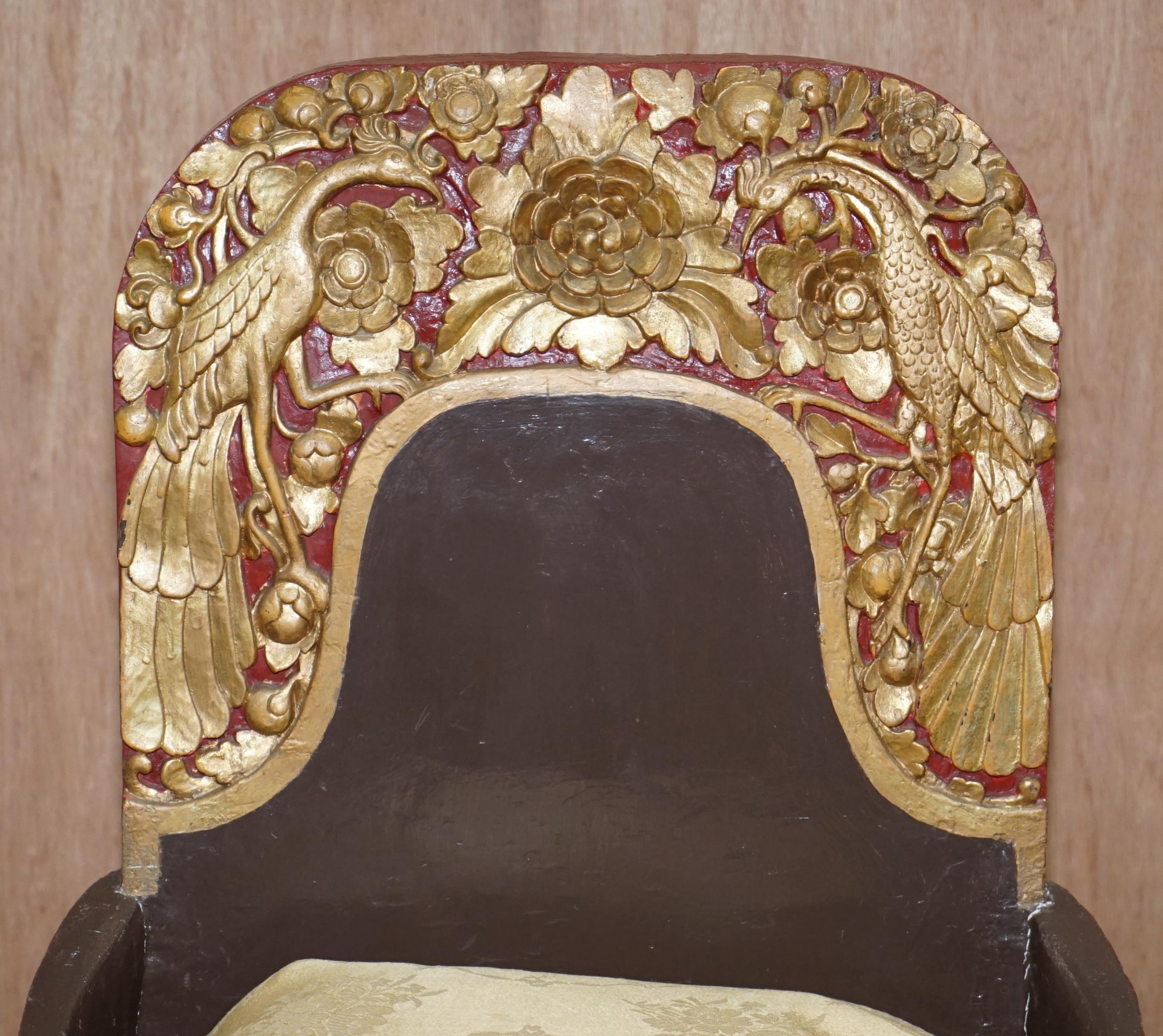 Rare paire de chaises de cérémonie tibétaines circa 1900 Bouddha Nyingma sculpté dans le dossier Bon état - En vente à West Sussex, Pulborough