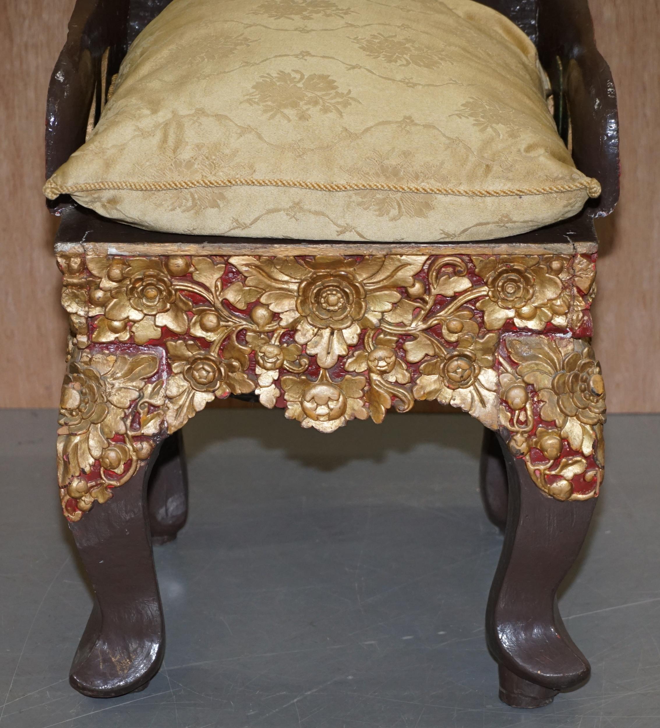 Bois Rare paire de chaises de cérémonie tibétaines circa 1900 Bouddha Nyingma sculpté dans le dossier en vente