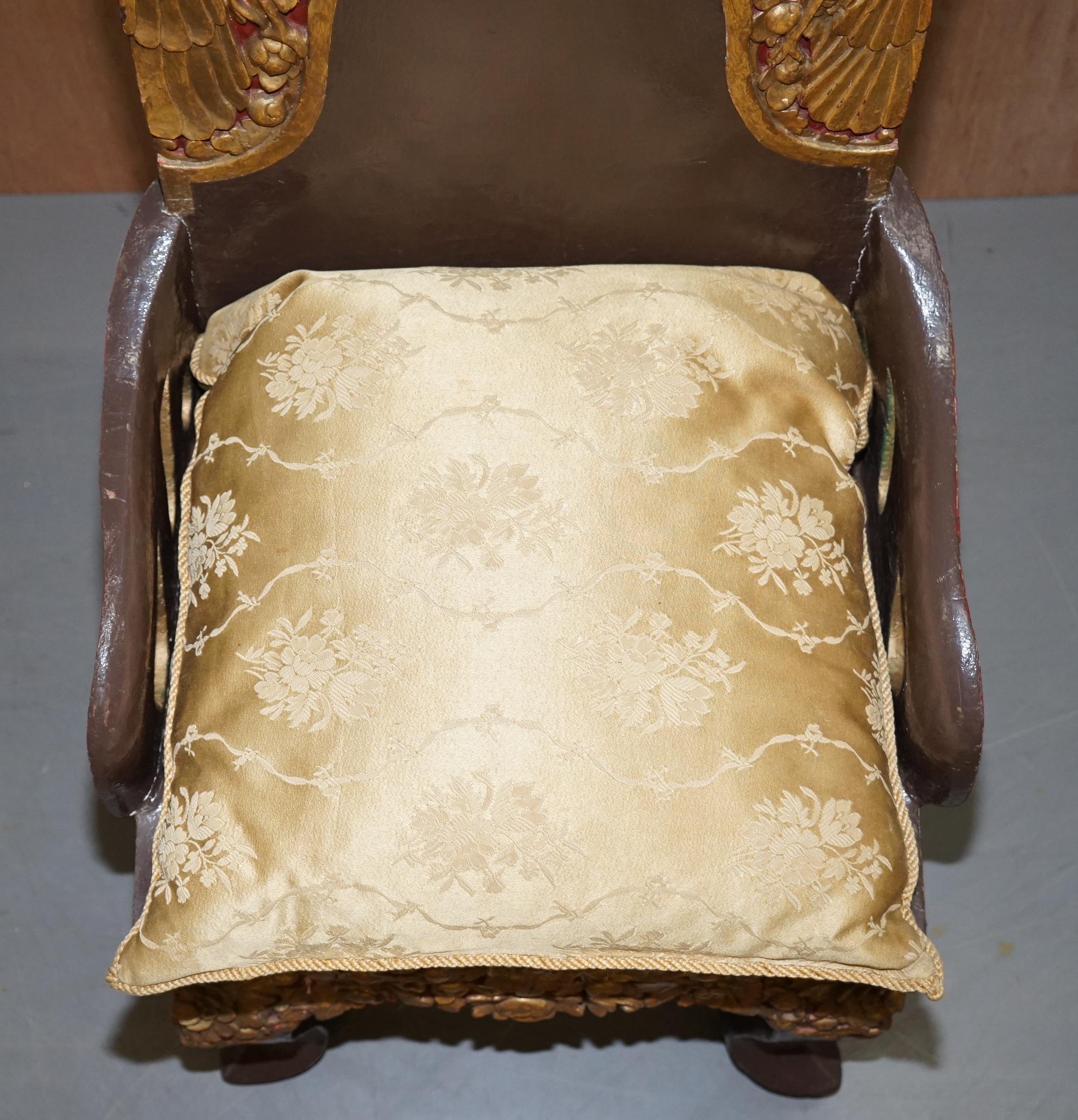 Rare paire de chaises de cérémonie tibétaines circa 1900 Bouddha Nyingma sculpté dans le dossier en vente 2