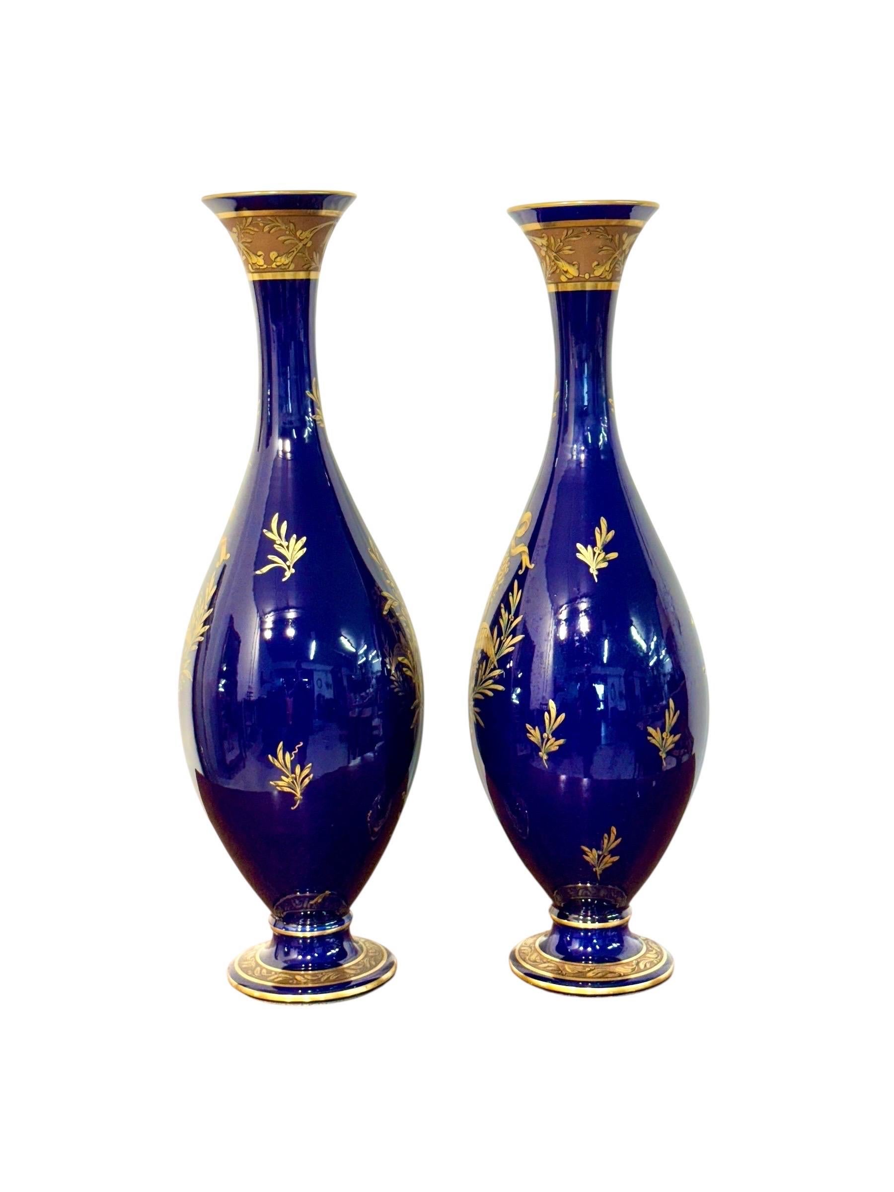 Raro par de jarrones ánfora azul cobalto y dorados de Jaget & Pinon, Tours c.1930 Dorado en venta