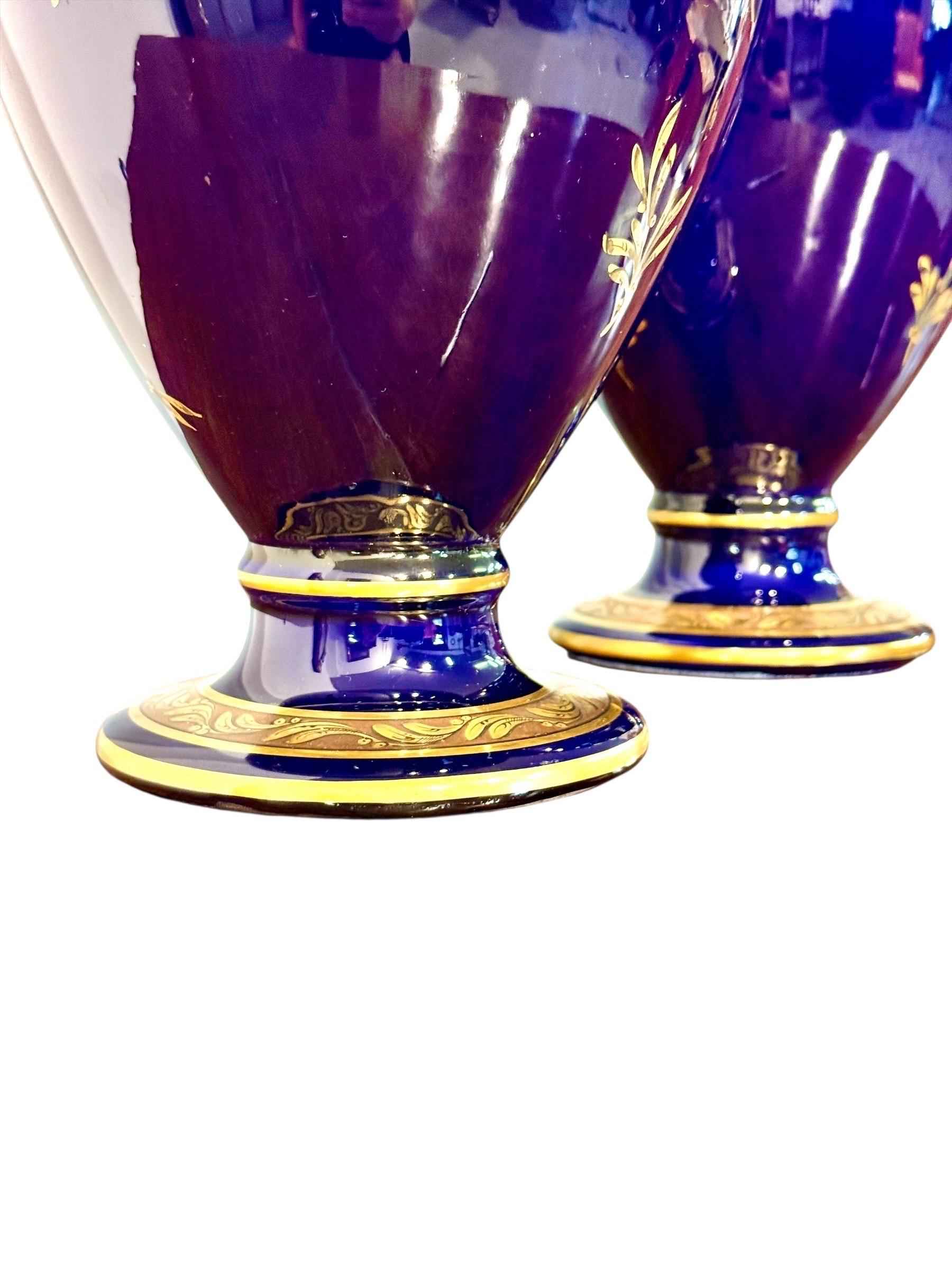 Raro par de jarrones ánfora azul cobalto y dorados de Jaget & Pinon, Tours c.1930 en Bueno estado para la venta en LA CIOTAT, FR