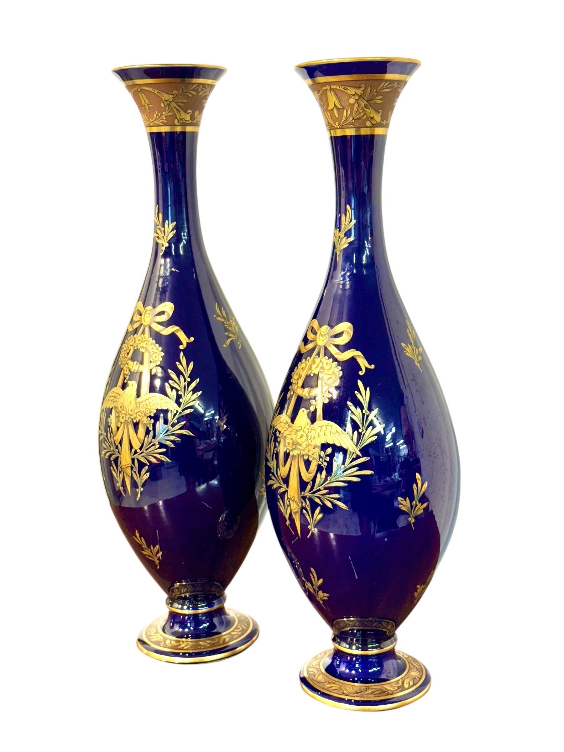 Raro par de jarrones ánfora azul cobalto y dorados de Jaget & Pinon, Tours c.1930 siglo XX en venta
