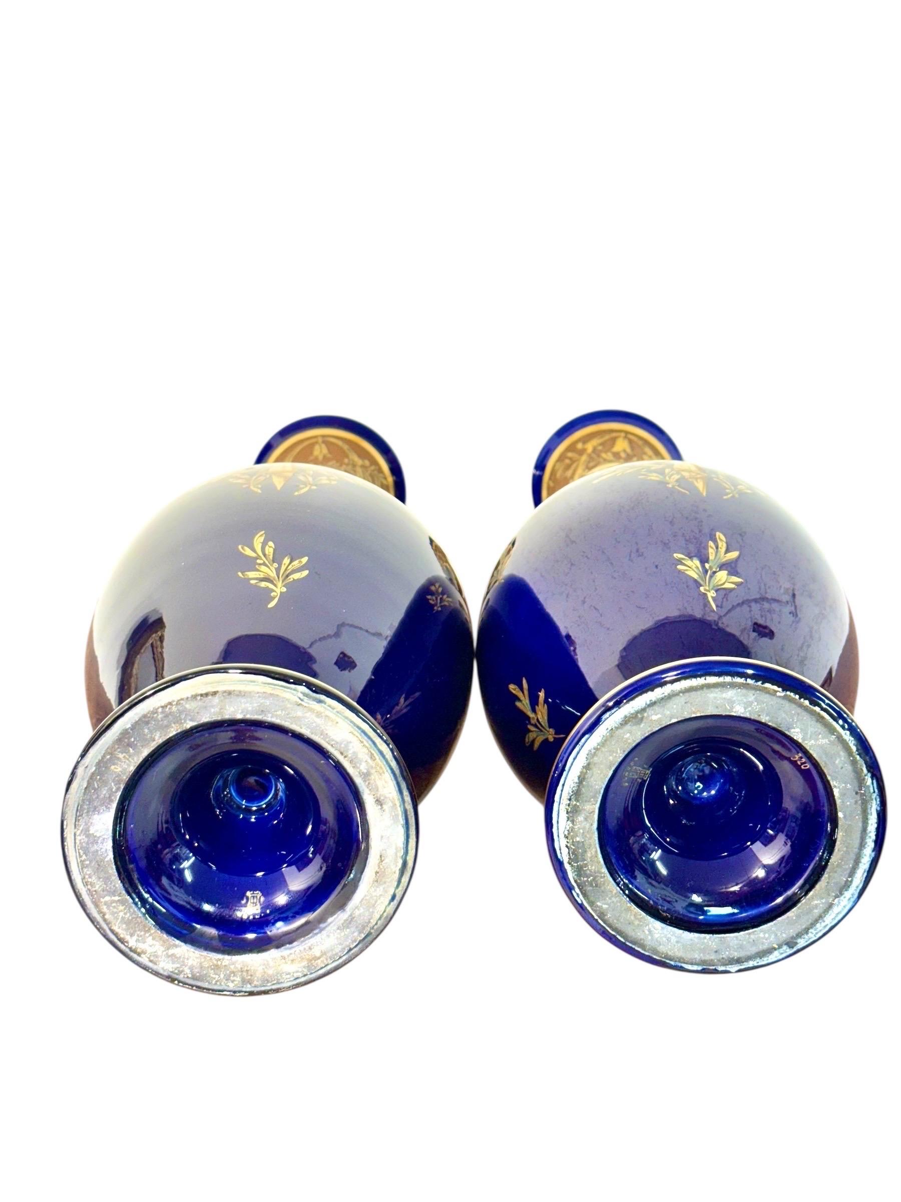 Raro par de jarrones ánfora azul cobalto y dorados de Jaget & Pinon, Tours c.1930 Cerámico en venta