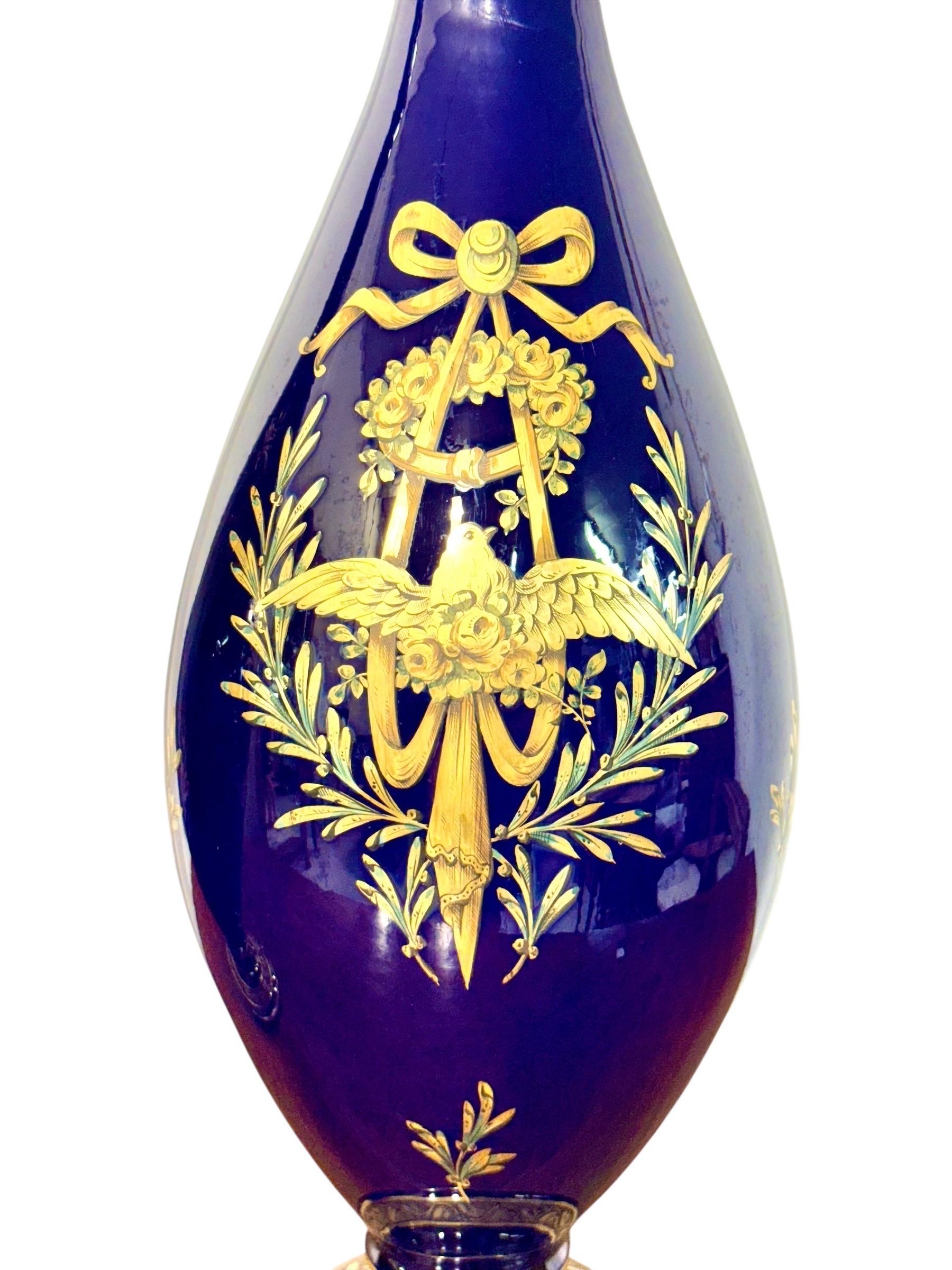 Raro par de jarrones ánfora azul cobalto y dorados de Jaget & Pinon, Tours c.1930 en venta 1