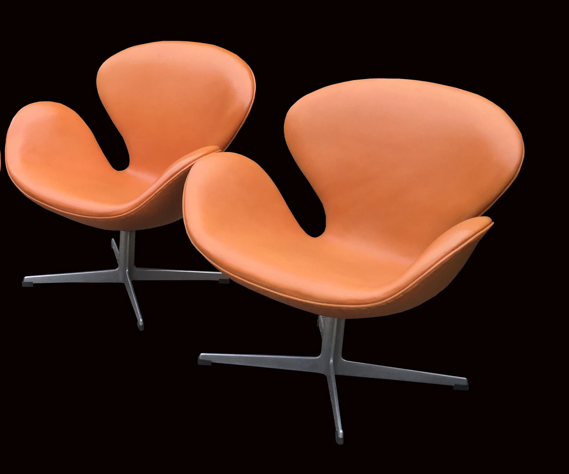 Rare Pair of Cognac Leather Swan Chairs by Arne Jacobsen for Fritz Hansen (Dänisch)
