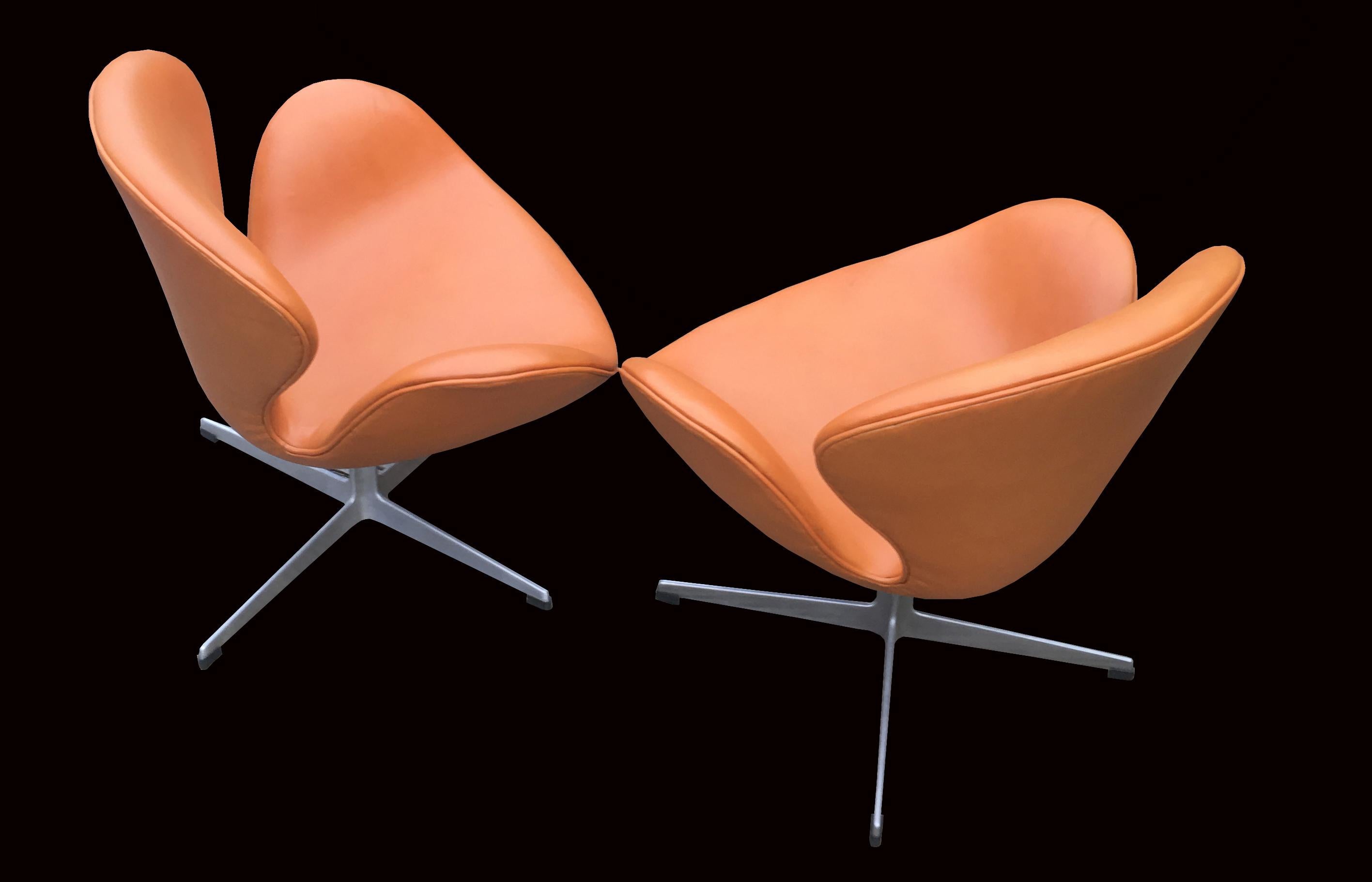 Rare Pair of Cognac Leather Swan Chairs by Arne Jacobsen for Fritz Hansen im Zustand „Gut“ in Little Burstead, Essex