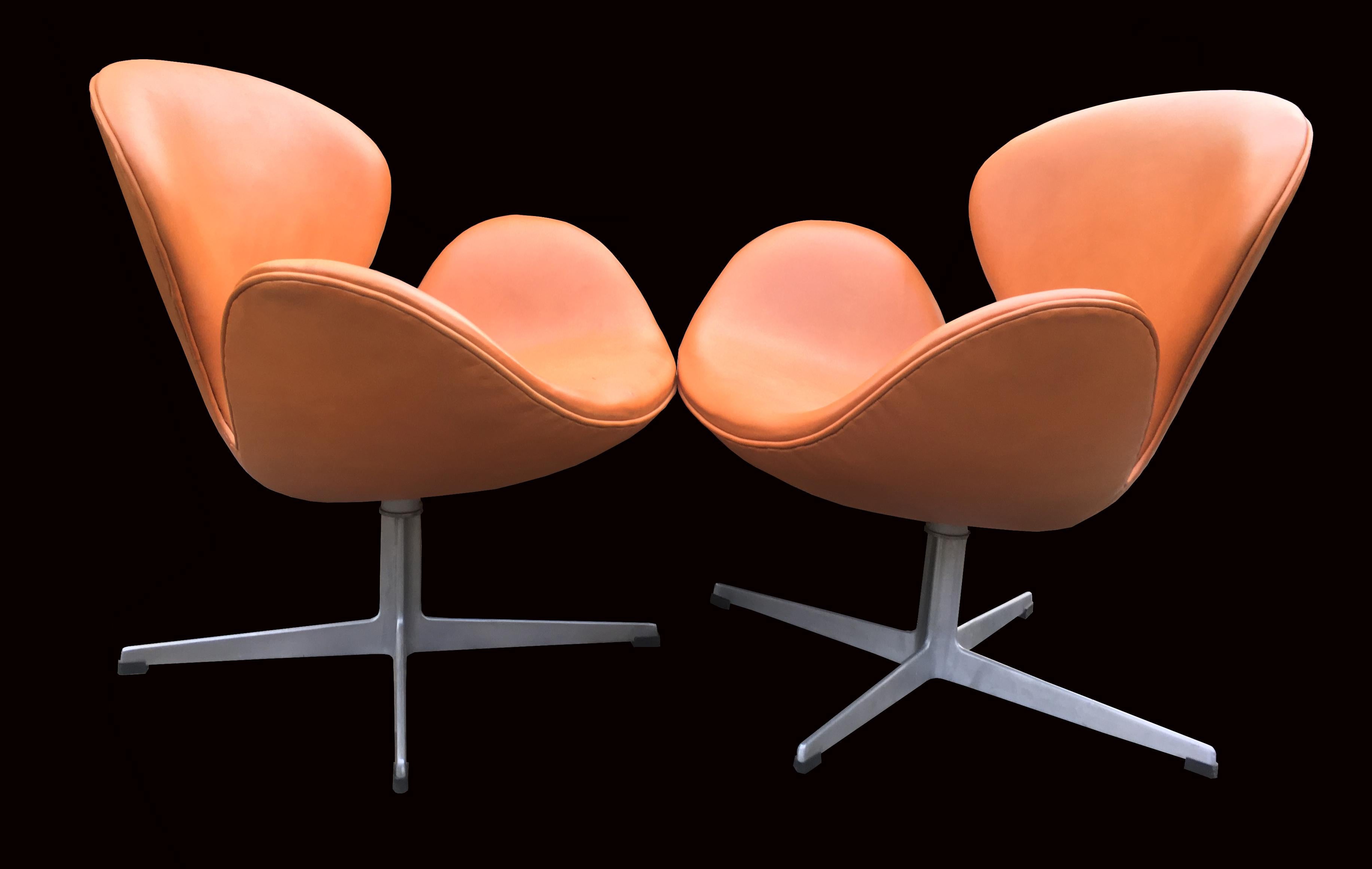 Rare Pair of Cognac Leather Swan Chairs by Arne Jacobsen for Fritz Hansen (20. Jahrhundert)