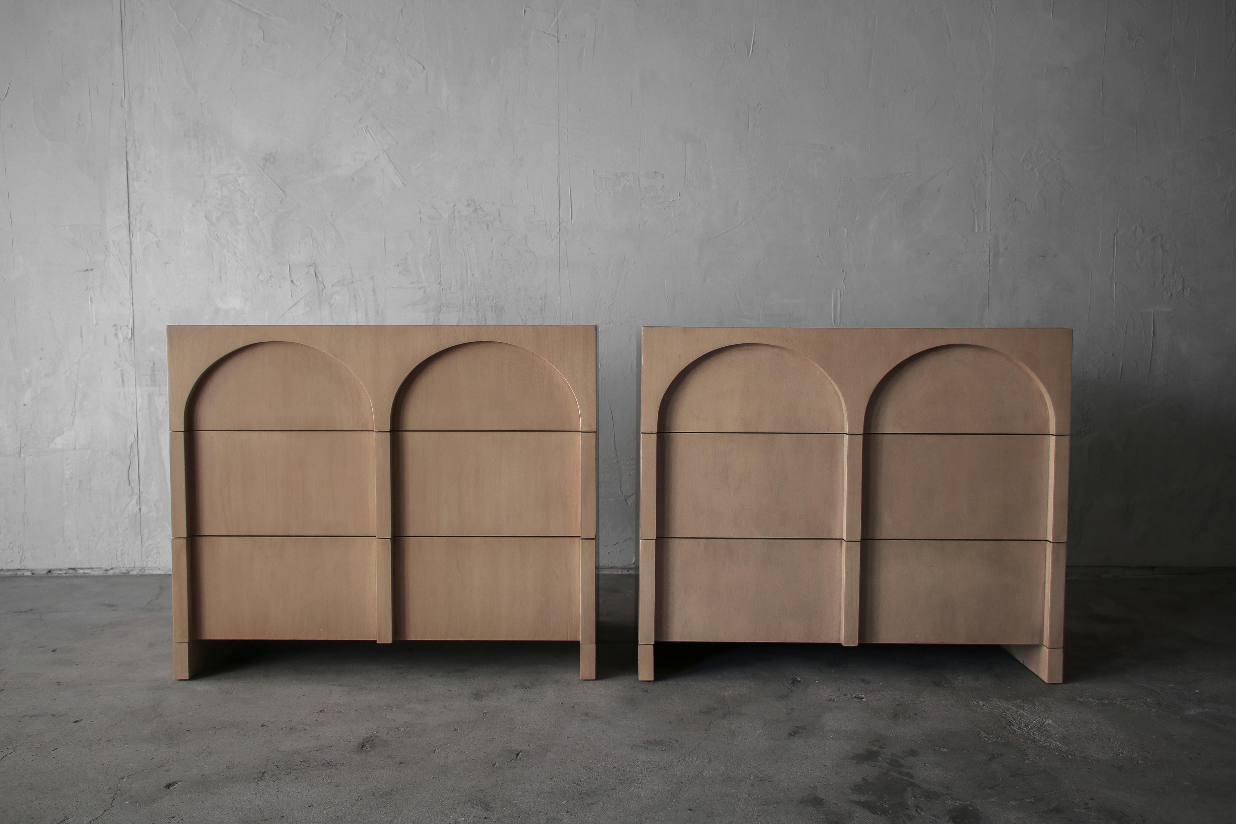 Super rare and super coveted pair of all original, midcentury colosseum cabinets designed by TH Robsjohn Gibbings for Widdicomb.

Use them separately as nightstands or drawered chests, or put them together as a credenza.

Arched fronts add tons