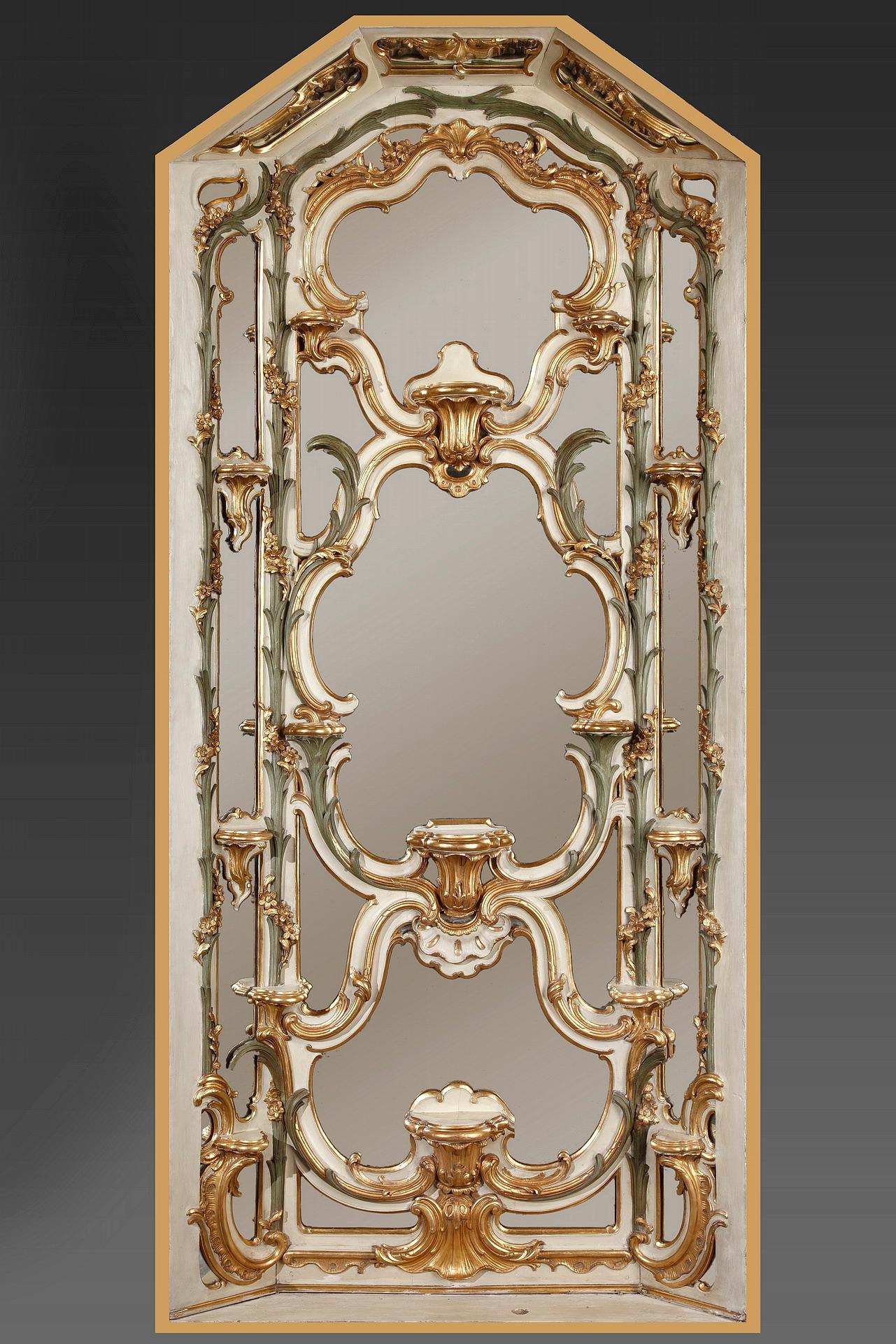 Provenance: Rome, Palazzo Fendi, Via del Corso

A very rare pair of foliate carved and green-lacquered corner panels with mirror. Carved patterns are in Louis XV curved style and divide the mirrors in three parts, enriched with variated consoles
