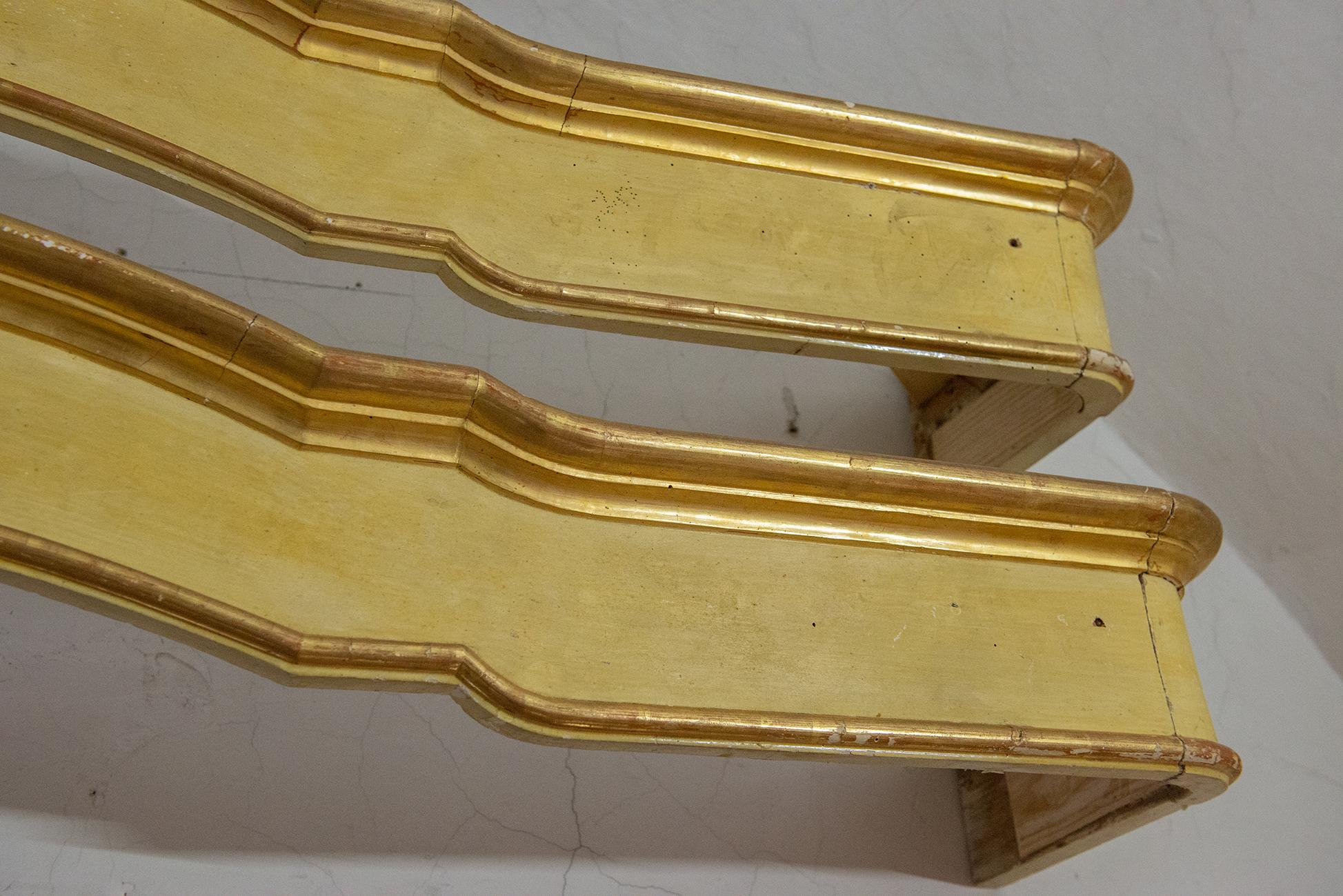 M/1920 - Rare pair of old elegant curtain rods in lacquered and gilded wood, in width of 192 cm. !
Interior sides: 180 cm. x 24 depth x height 15 cm.
NOW with a good price because I want to close my activities.