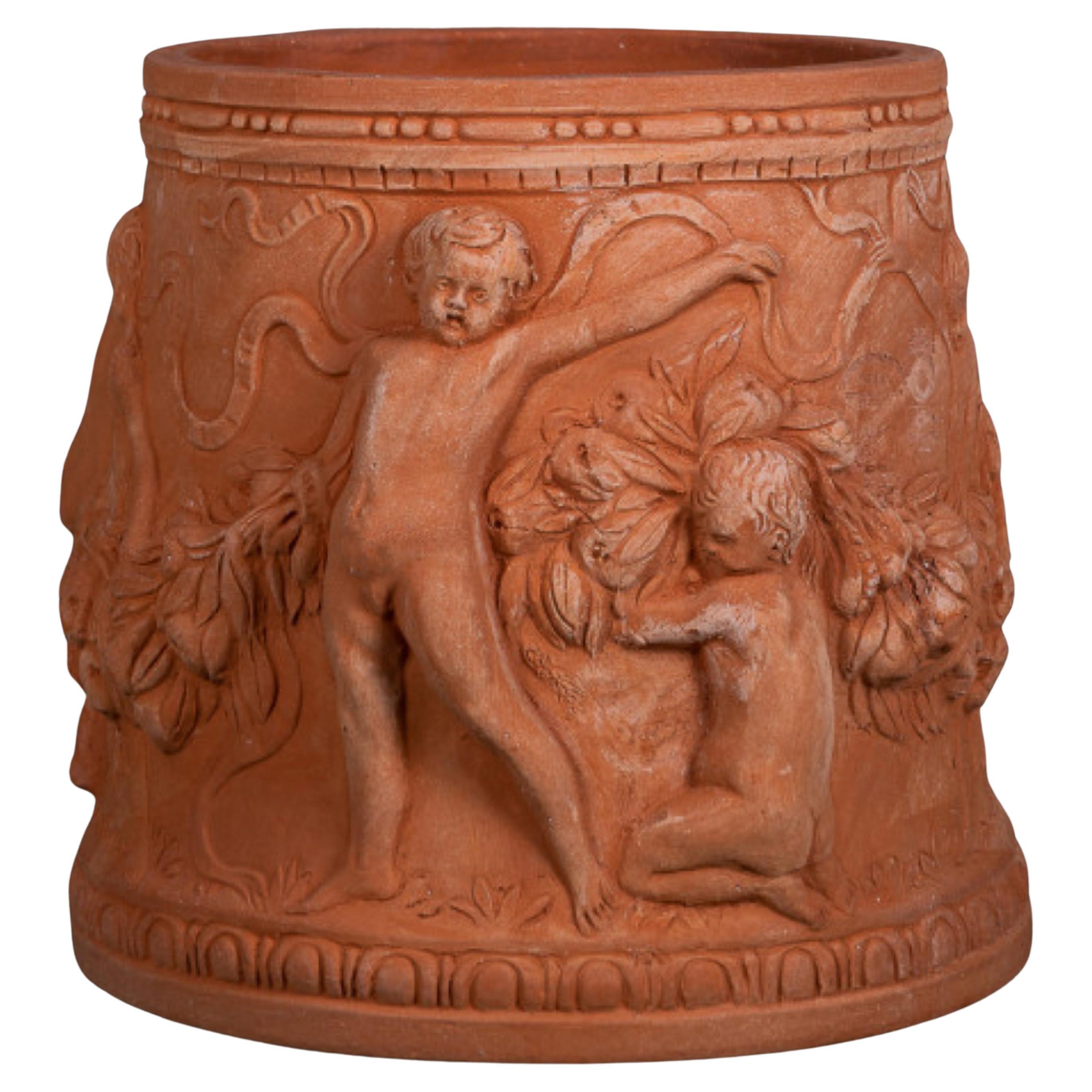 Moderno Rara coppia di vasi cilindrici con putti in terracotta Impruneta fine XX secolo in vendita