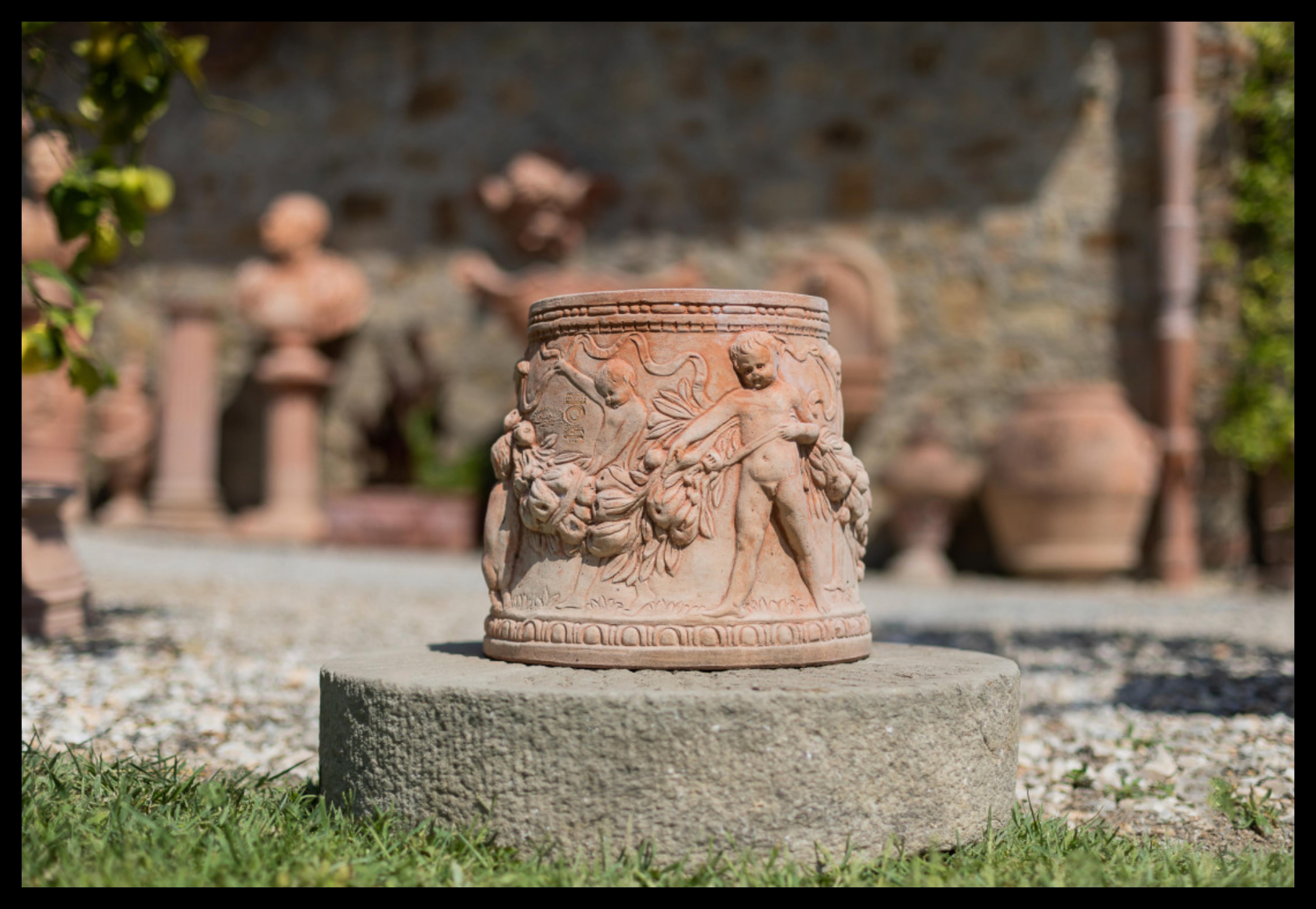 Fatto a mano Rara coppia di vasi cilindrici con putti in terracotta Impruneta fine XX secolo in vendita