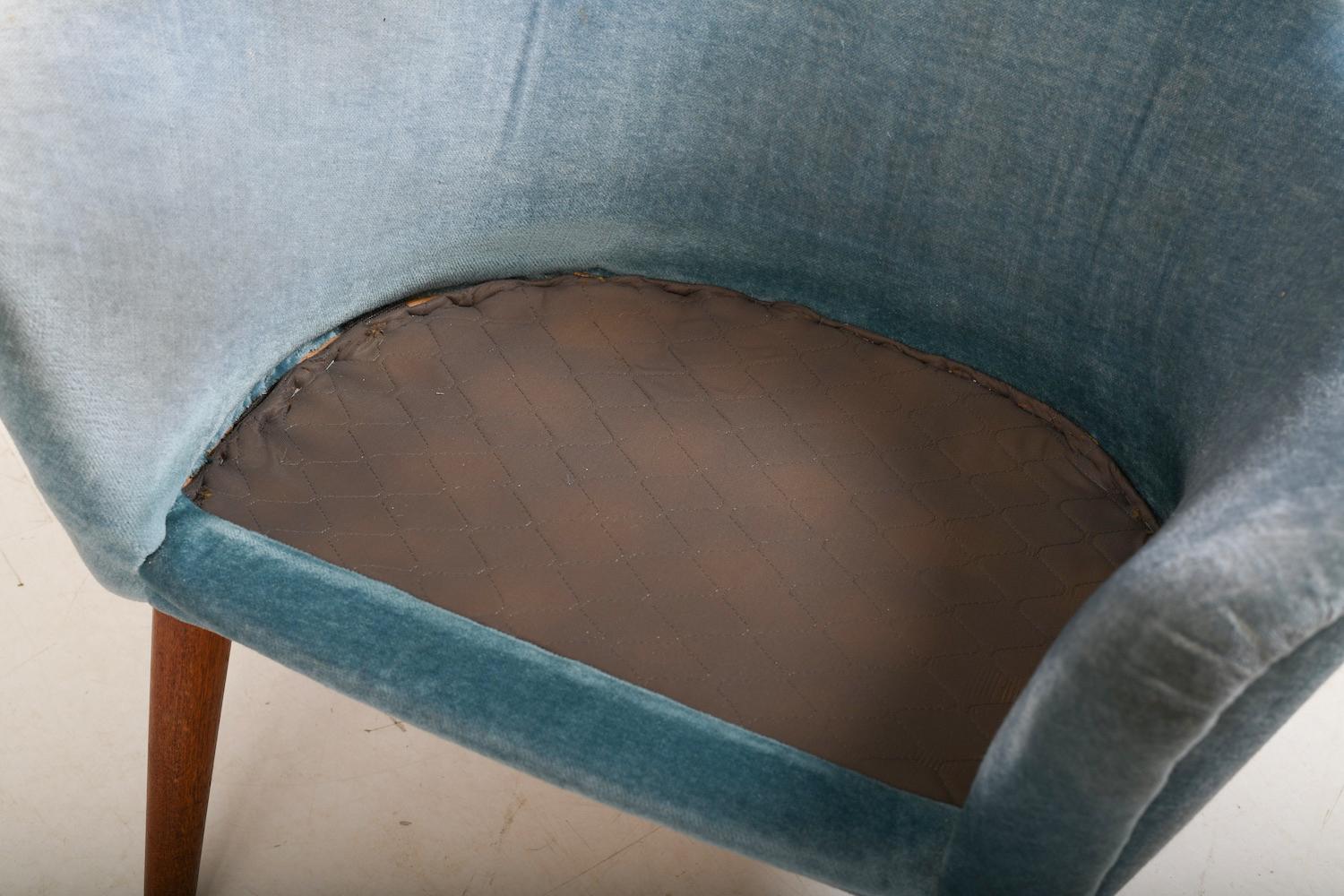 Rara coppia di poltrone danesi in teak e mohair degli anni '50 in vendita 4