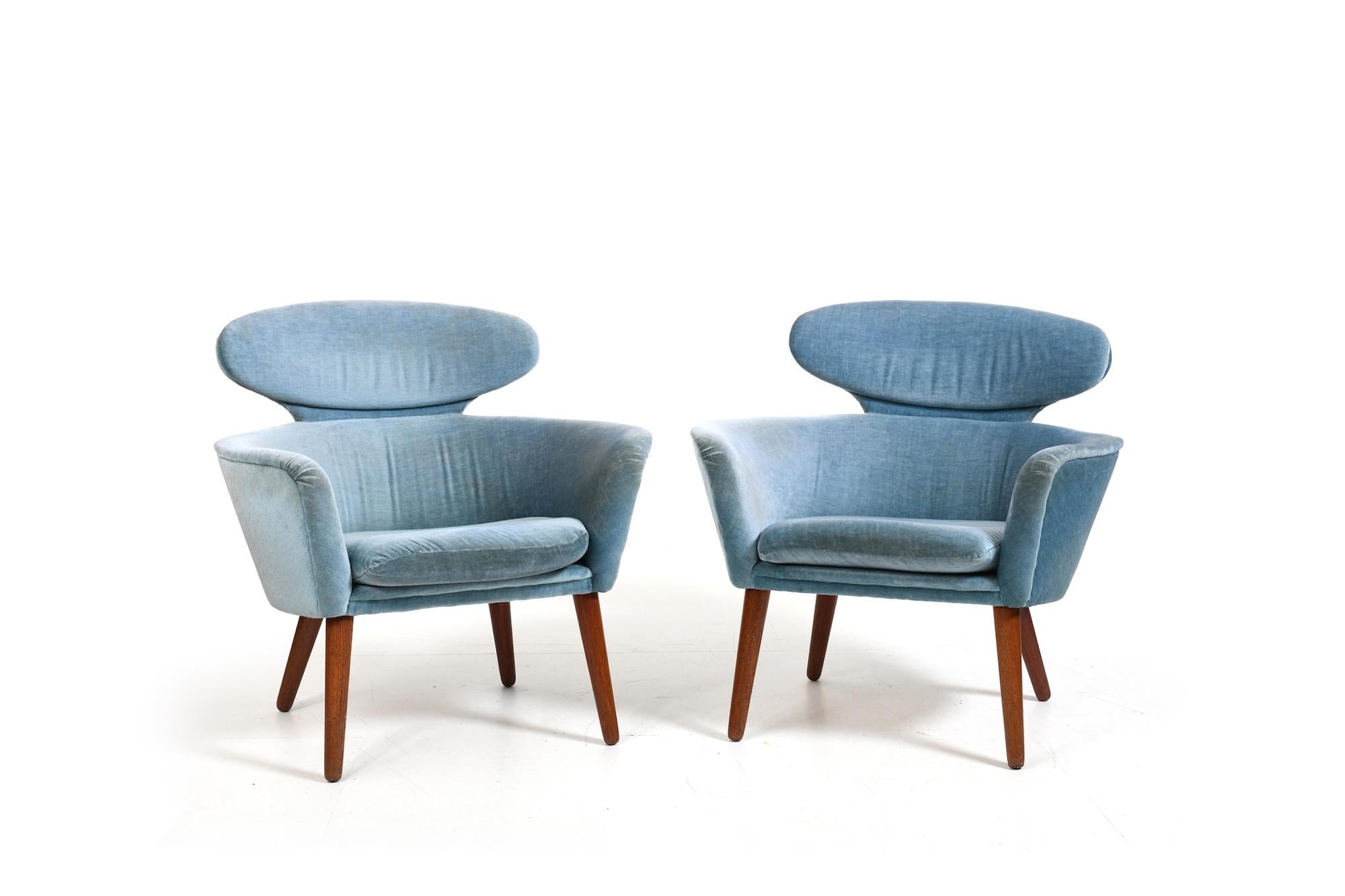 Rara coppia di poltrone danesi della fine degli anni '50 con gambe rotonde in teak e tessuto in mohair-velours. In ottime condizioni originali d'epoca. La forma ricorda quella di Nana Ditzel. Provenienza Copenaghen. 
-
NOTA: i costi di spedizione