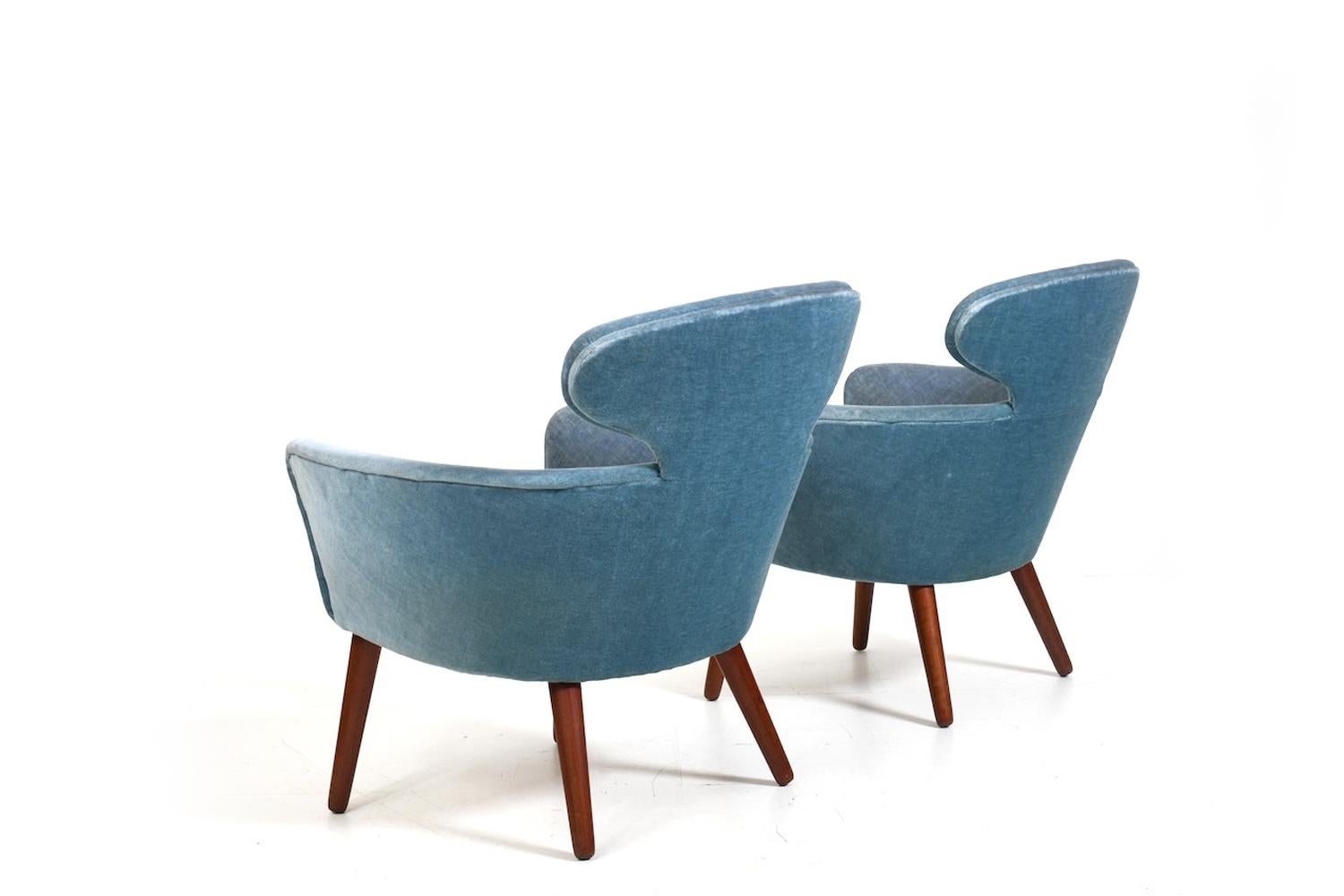 XX secolo Rara coppia di poltrone danesi in teak e mohair degli anni '50 in vendita