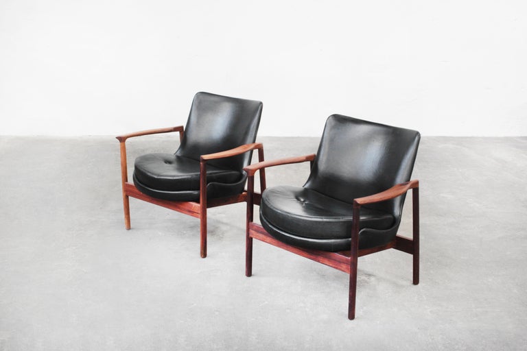 Rare Pair of Danish Lounge Chairs by Ib Kofod-Larsen For Sale 4