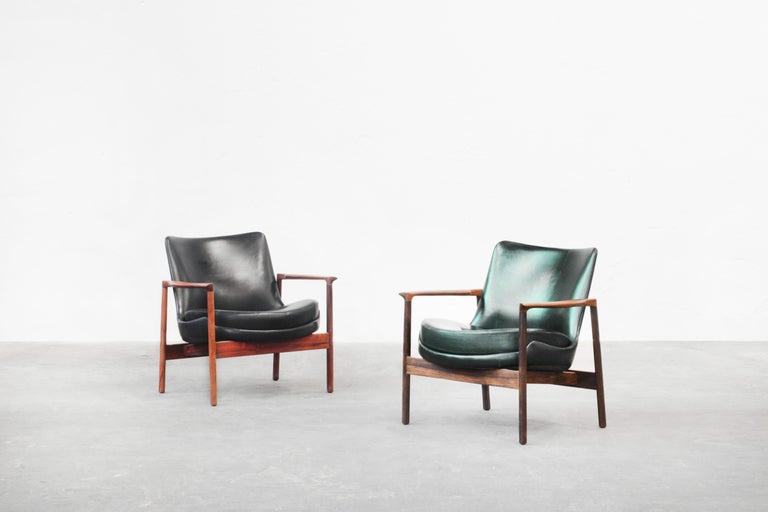 A beautiful rare pair designed by the Danish designer Ib Kofod-Larsen for Fröscher, Germany in the 1970s.
Both chairs are in excellent original condition and come with black patinated leather and a dark wooden frame.
