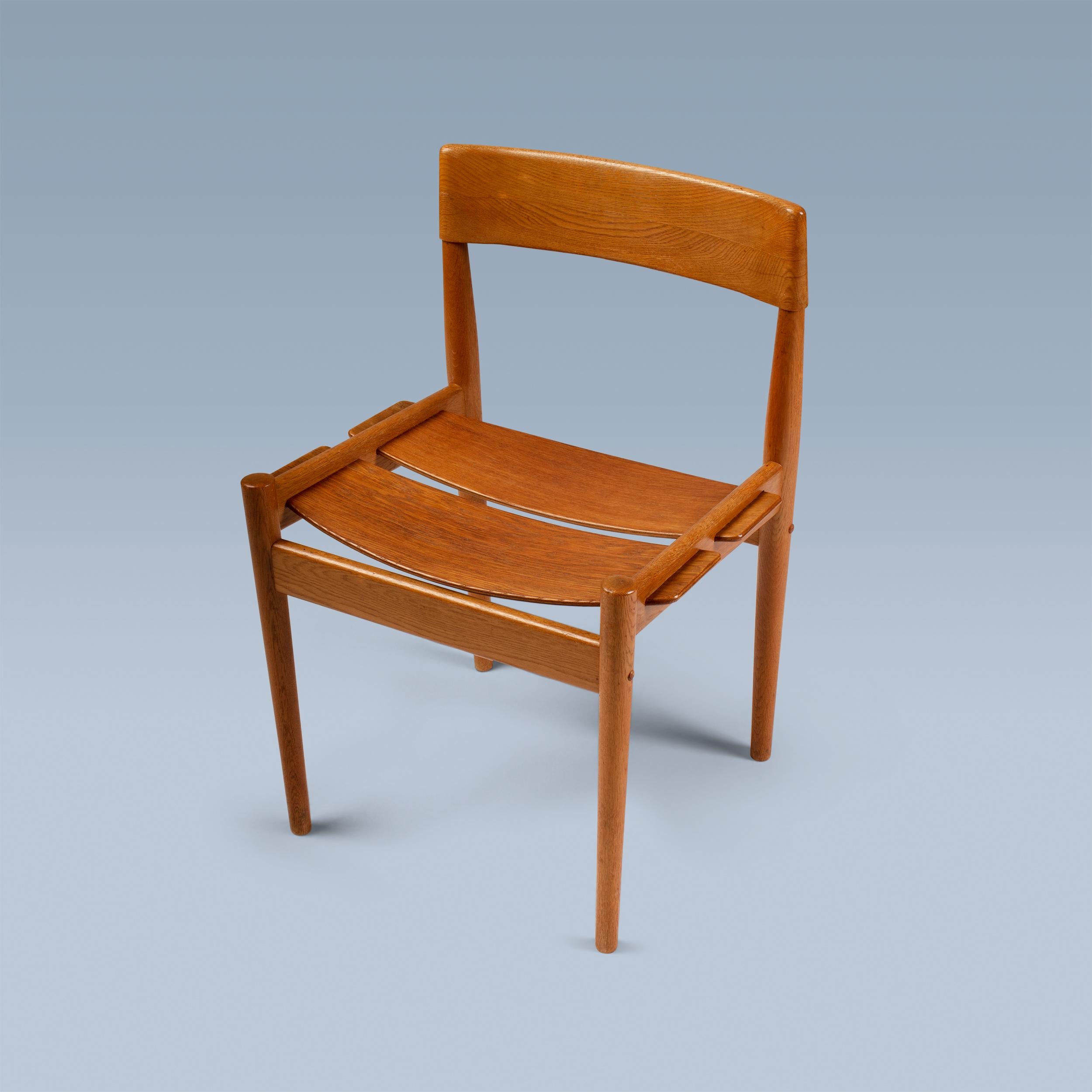 Rare paire de chaises d'appoint danoises modernes en chêne fumigé en vente 4