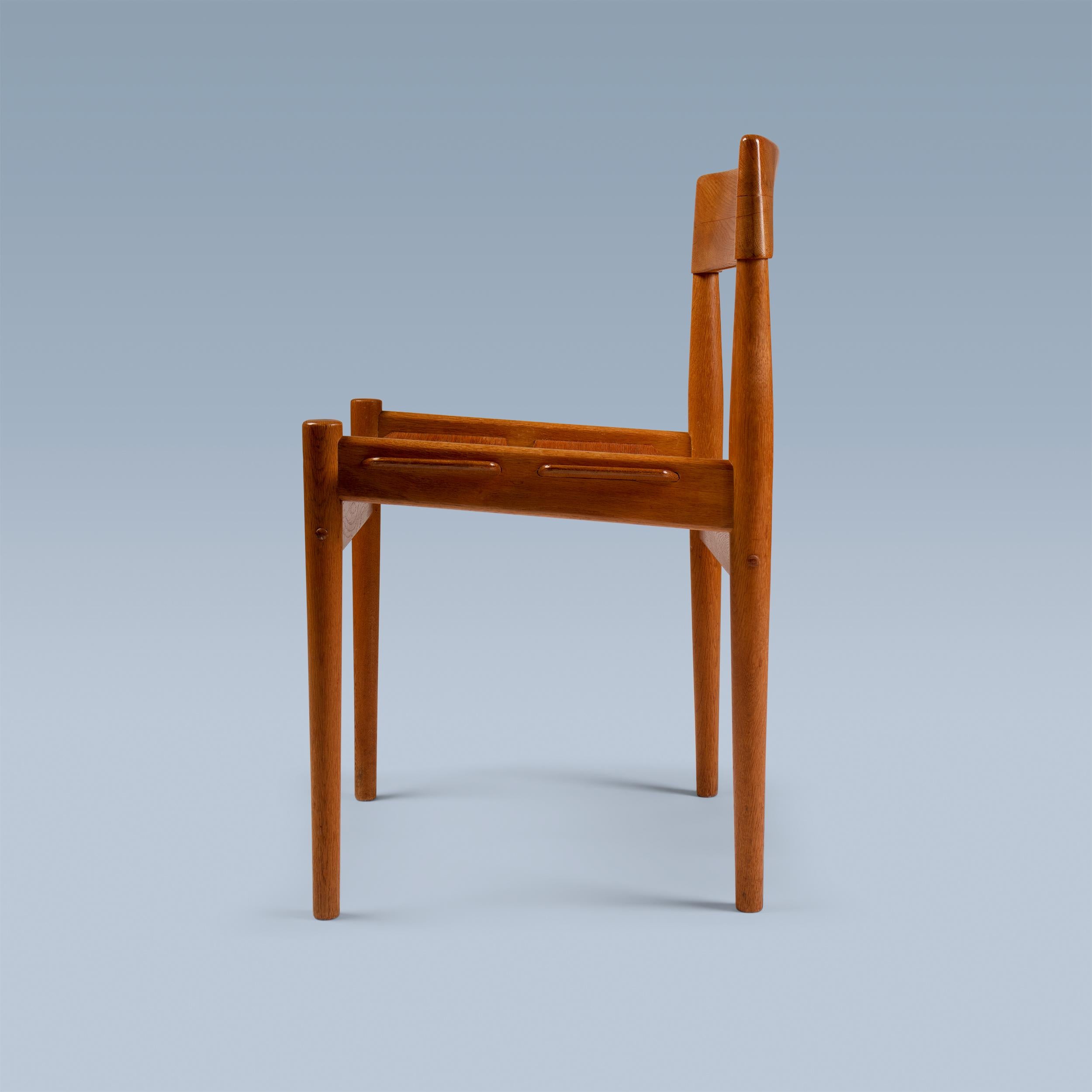 Rare paire de chaises d'appoint danoises modernes en chêne fumigé en vente 5