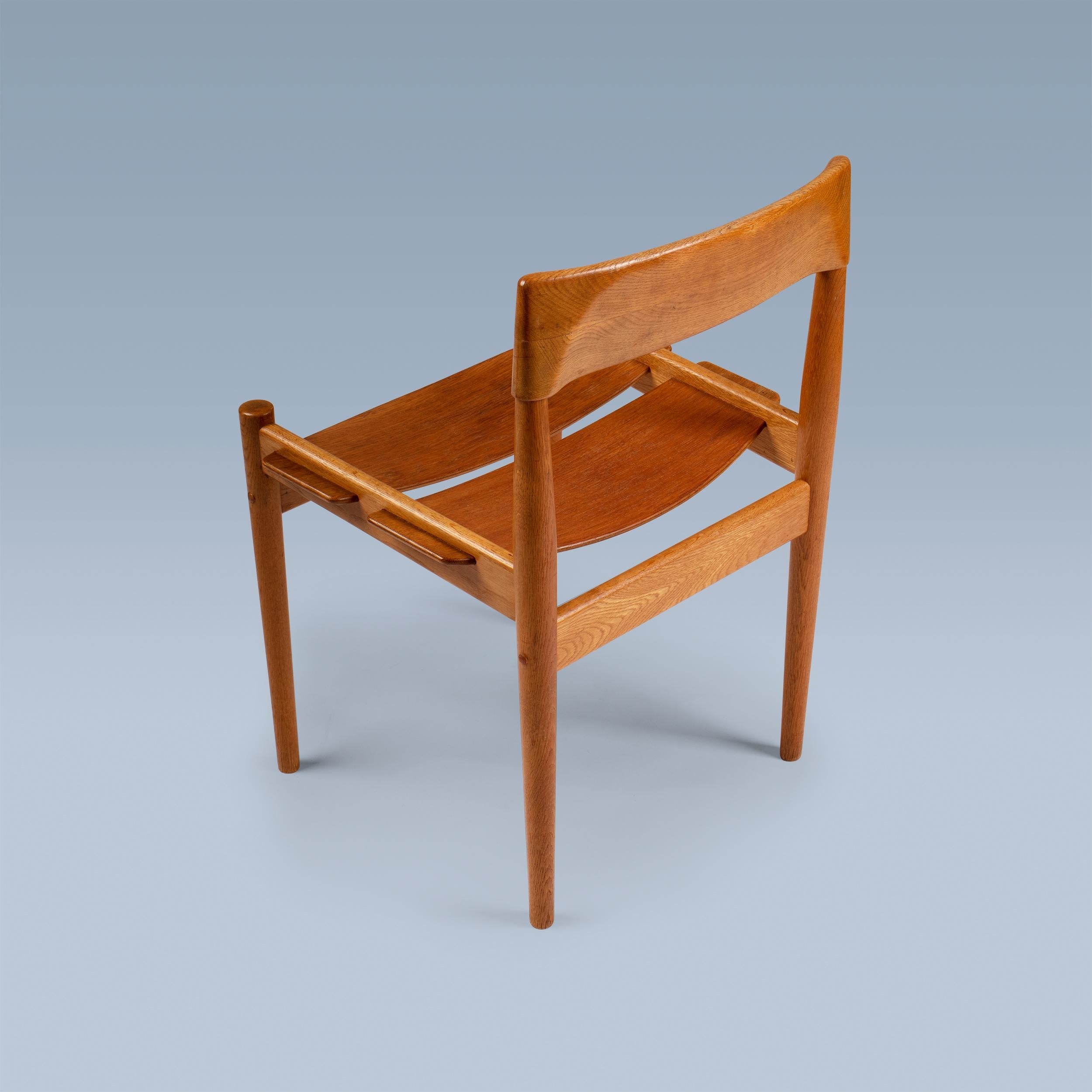 Rare paire de chaises d'appoint danoises modernes en chêne fumigé en vente 6