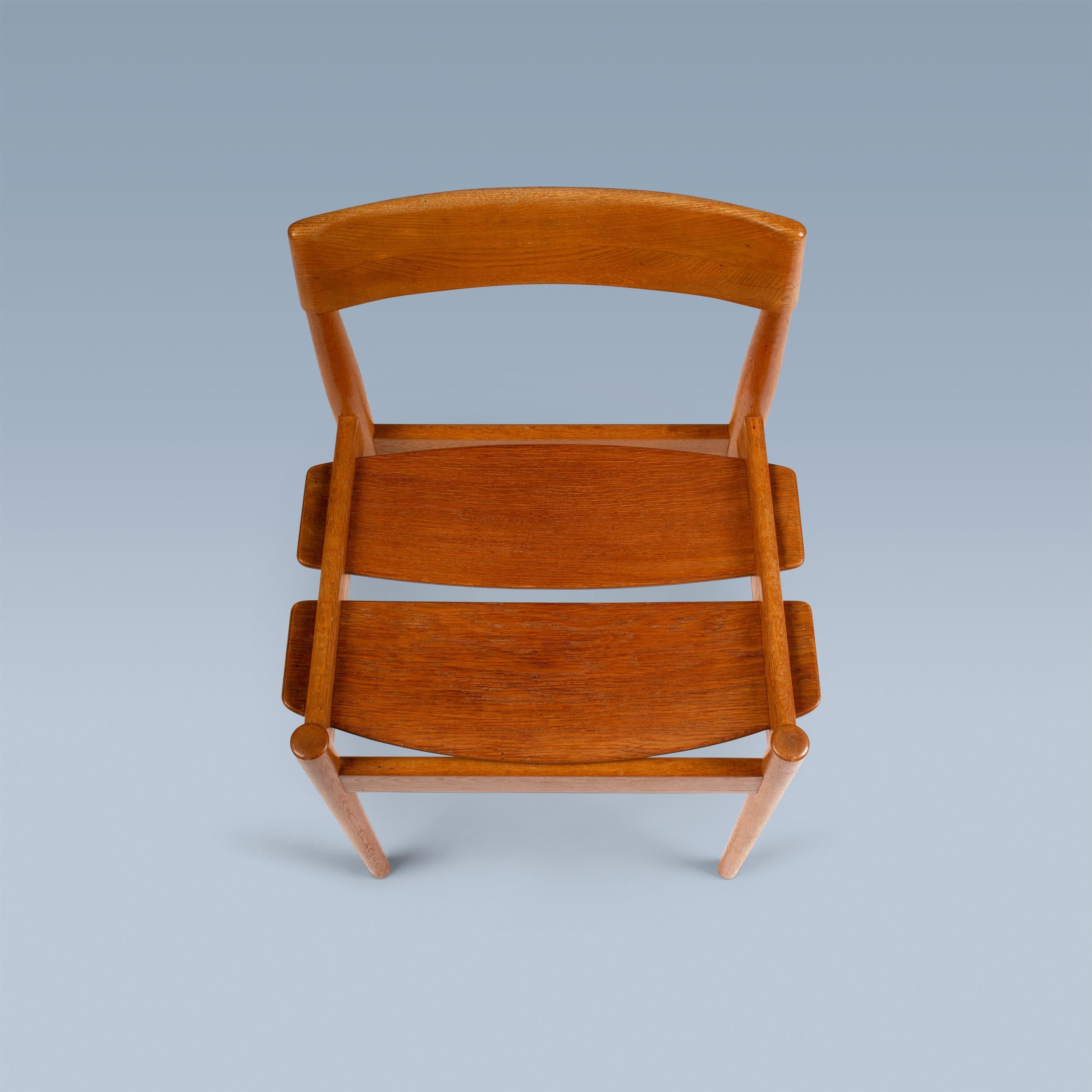 Rare paire de chaises d'appoint danoises modernes en chêne fumigé en vente 7