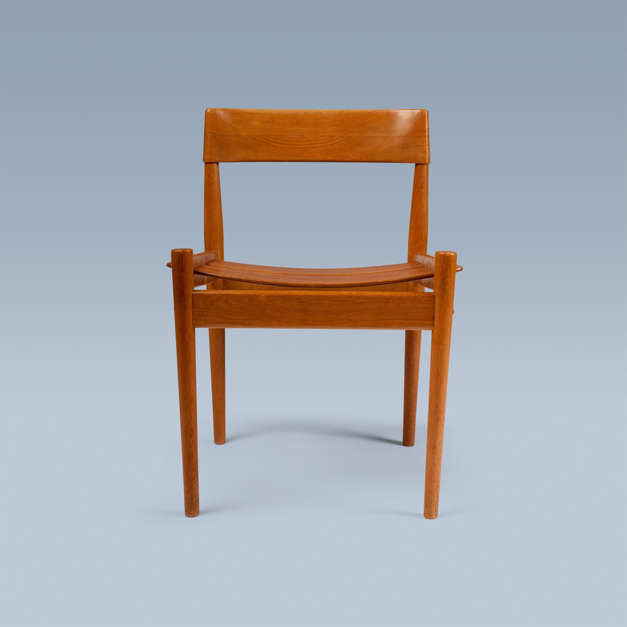 Rare paire de chaises d'appoint danoises modernes en chêne fumigé en vente 1