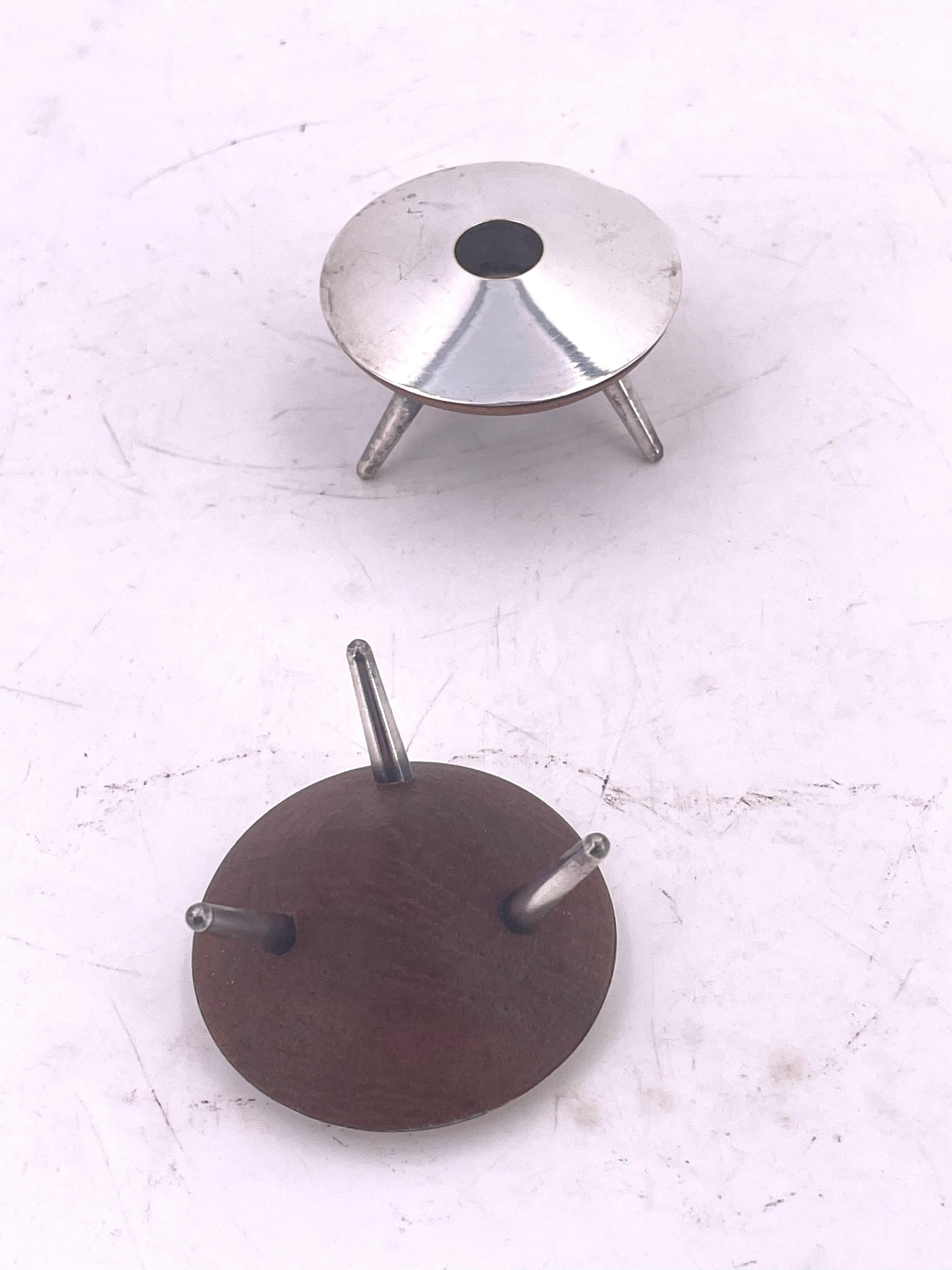 Rara coppia di candelabri danesi Modern Age in teak e argento dell'era atomica In condizioni buone in vendita a San Diego, CA