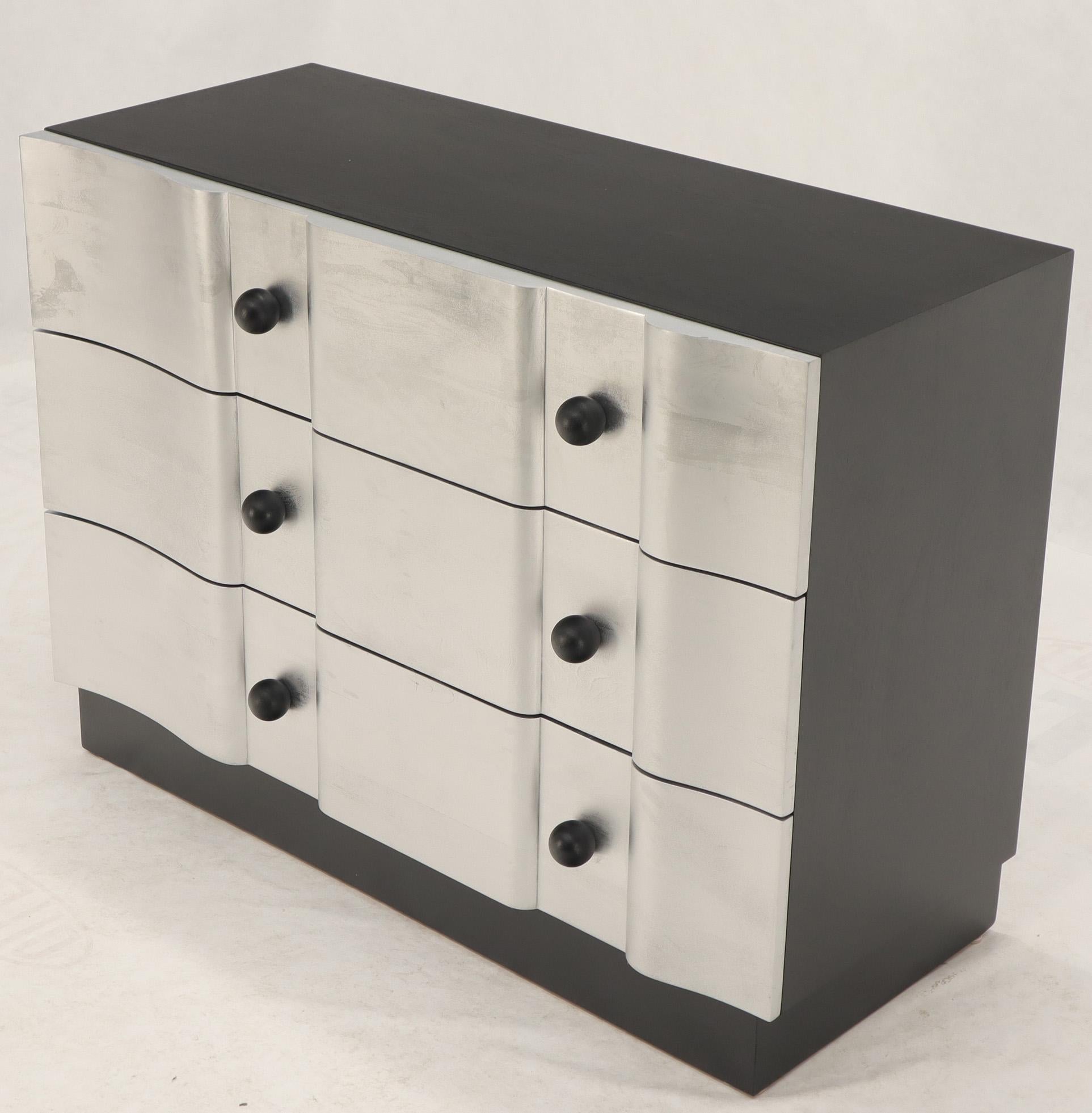 Seltenes Paar dekorativer Mid-Century-Modern-Kleiderschränke mit 3 Schubladen von James Mont (amerikanisch) im Angebot