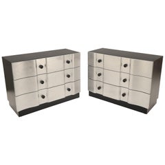 Rara coppia di comò a 3 cassetti decorativi della metà del secolo scorso di James Mont