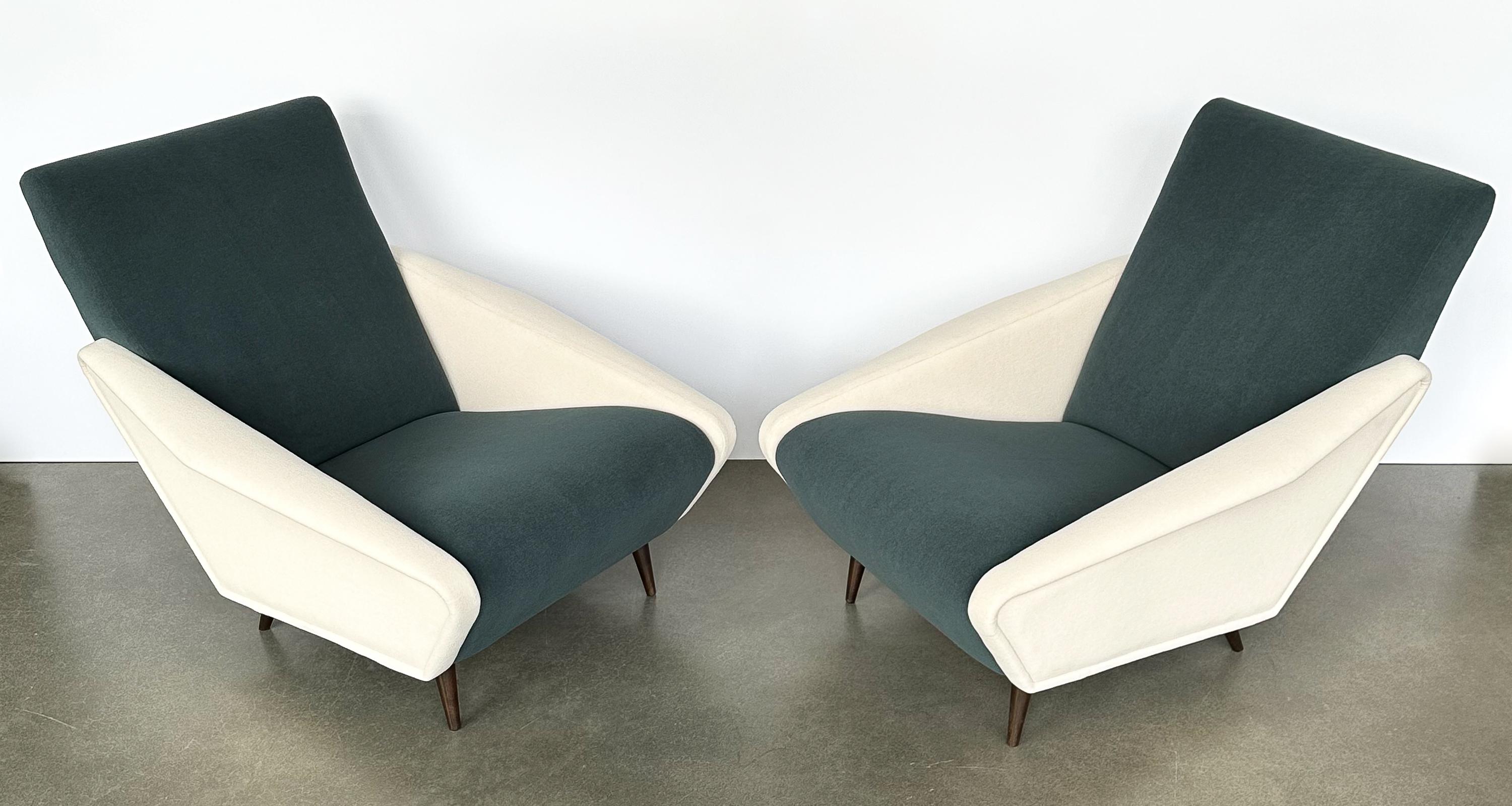 Dieses seltene Paar ikonischer Distex-Lounge-Stühle von Gio Ponti für Cassina, Italien, ca. 1950er Jahre, stellt einen Schlüsselmoment der Designgeschichte dar und verkörpert die radikale Nachkriegsästhetik, die Ponti maßgeblich mitgestaltet hat.
