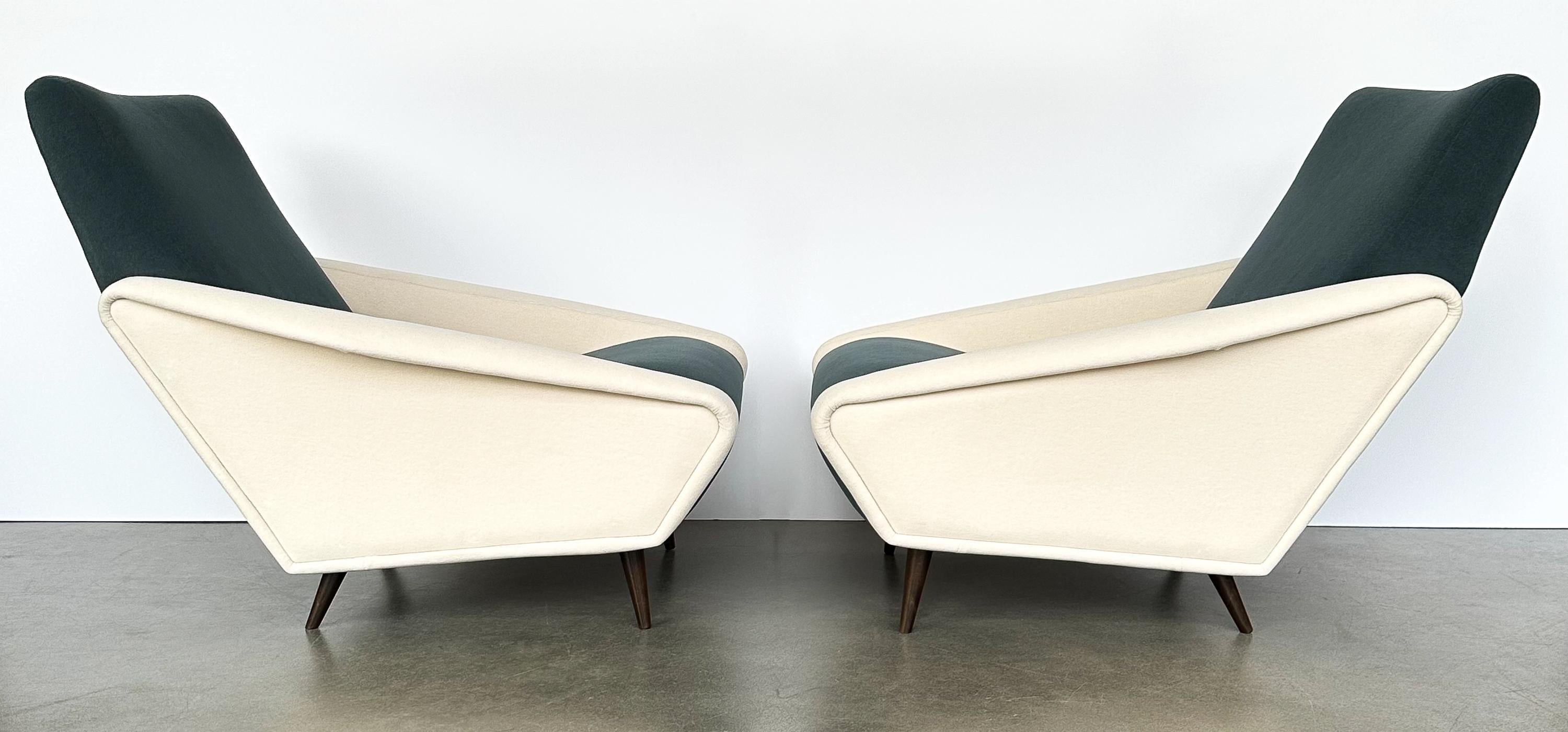 Rare Pair of Distex Lounge Chairs by Gio Ponti In Excellent Condition For Sale In Chicago, IL