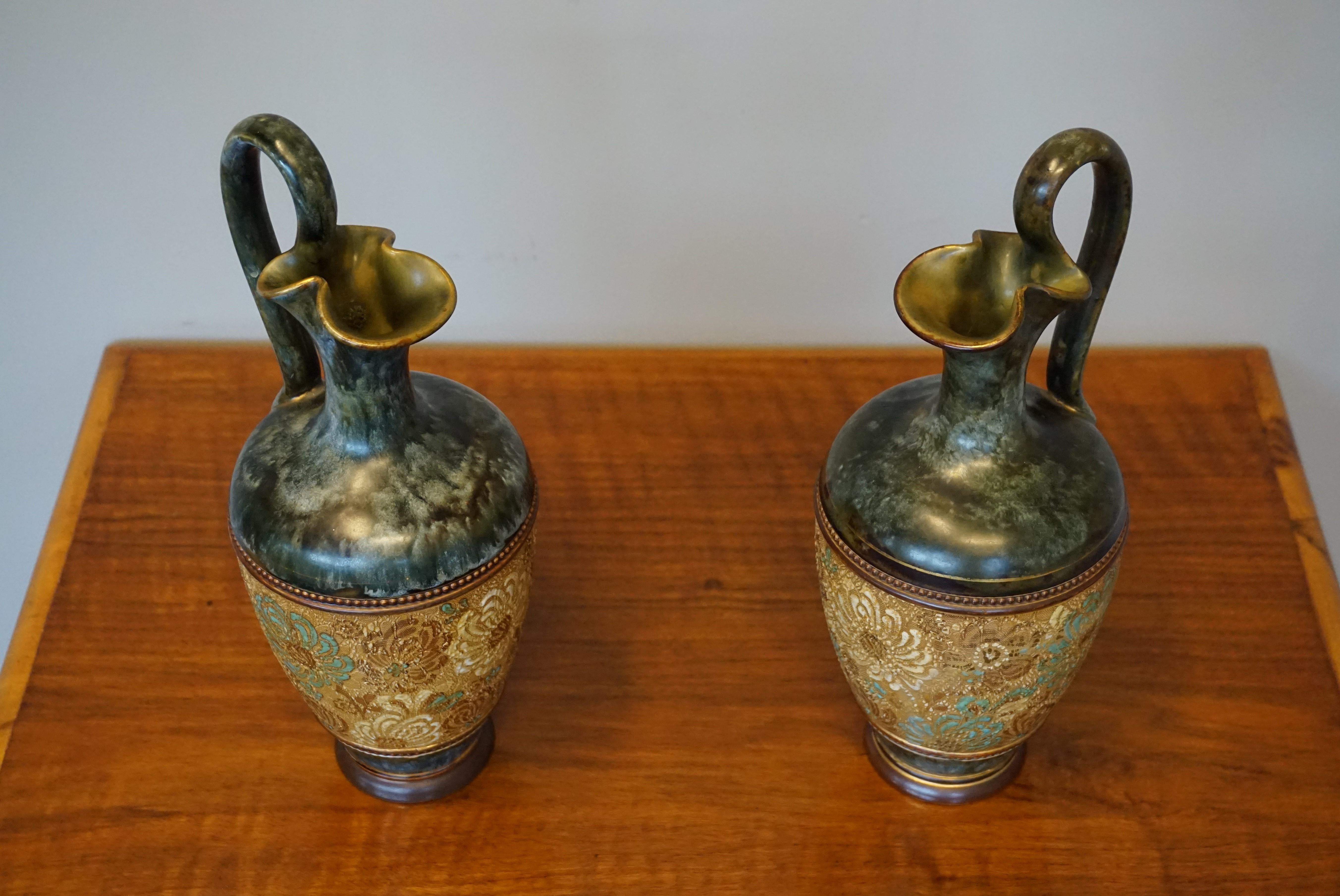 Wunderschönes Paar handgefertigter Vasen aus dem 19. Jahrhundert.

Wenn es um wirklich stilvolle und schöne Töpferwaren geht, ist nichts so attraktiv wie die Stücke, die um die Jahrhundertwende in Europa hergestellt wurden. Die Entwürfe, die