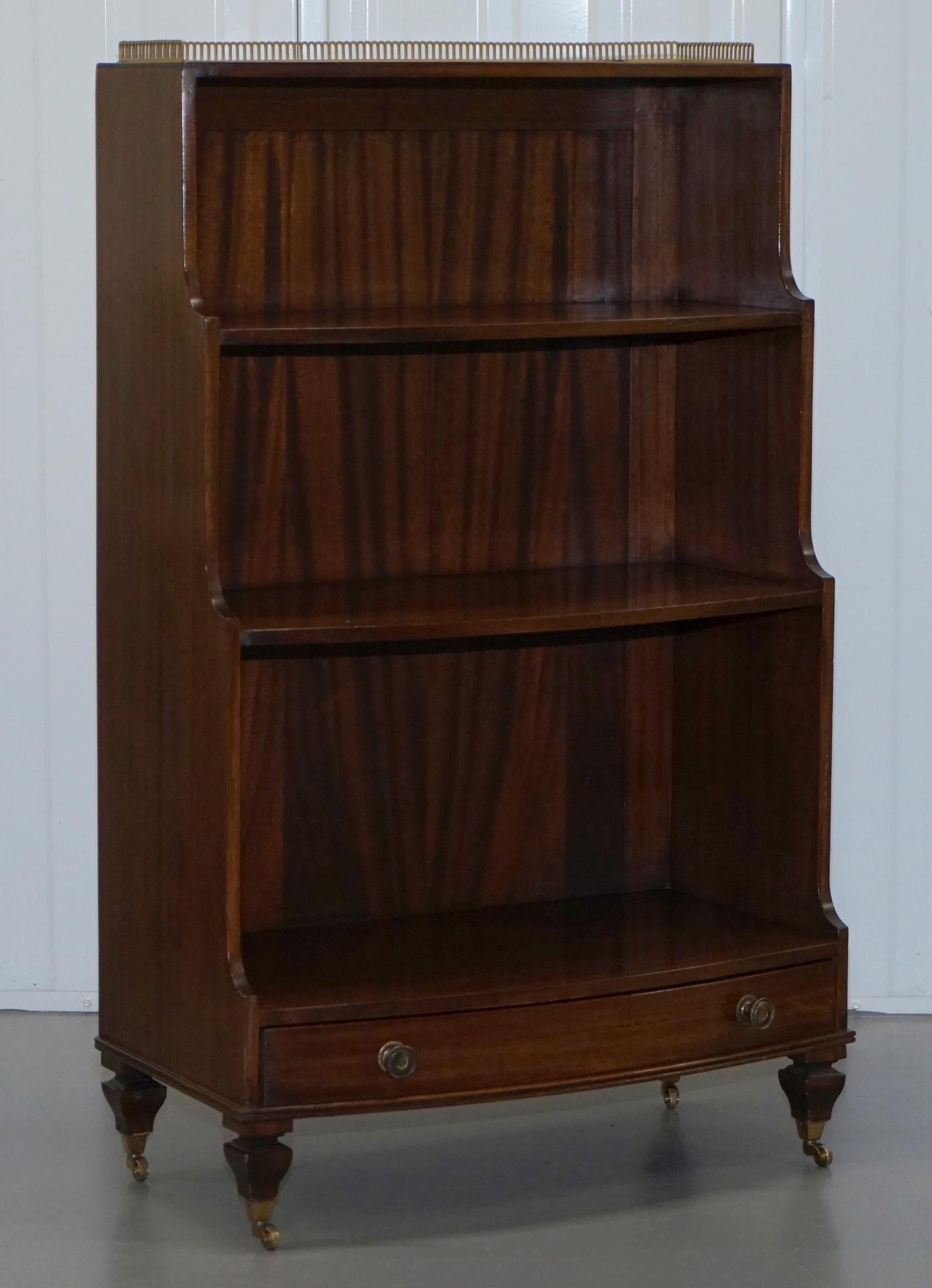 We are delighted to offer for sale this absolutely stunning pair of circa 1900 solid mahogany dwarf open bookcases with brass gallery rail, single drawers and original castors

A very good looking and well made pair, extremely decorative and very