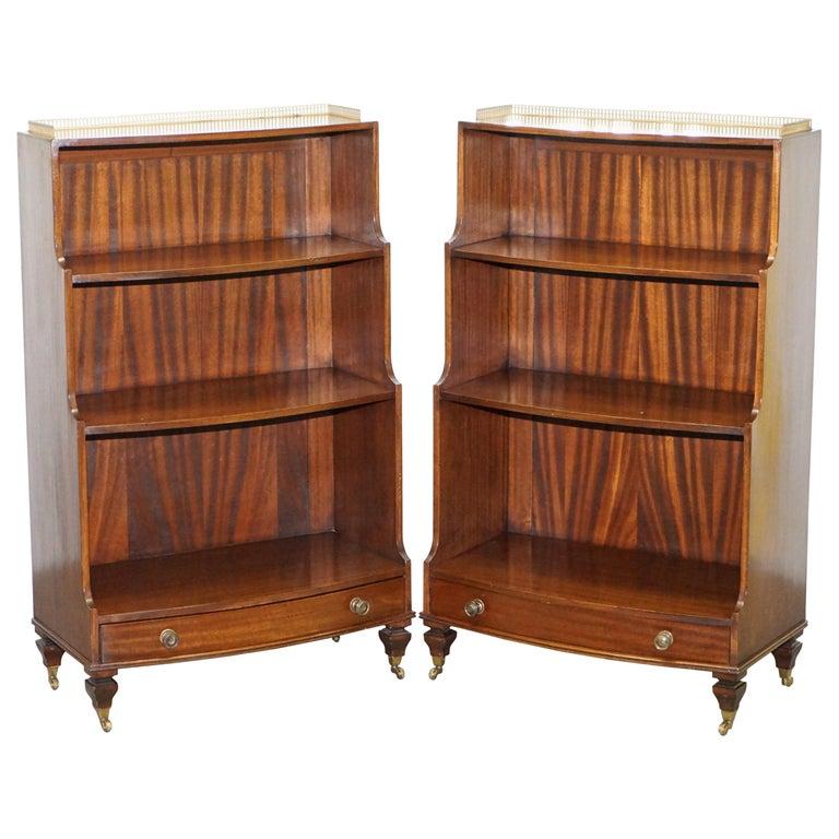 We are delighted to offer for sale this absolutely stunning pair of circa 1900 solid mahogany dwarf open bookcases with brass gallery rail, single drawers and original castors.

A very good looking and well made pair, extremely decorative and very
