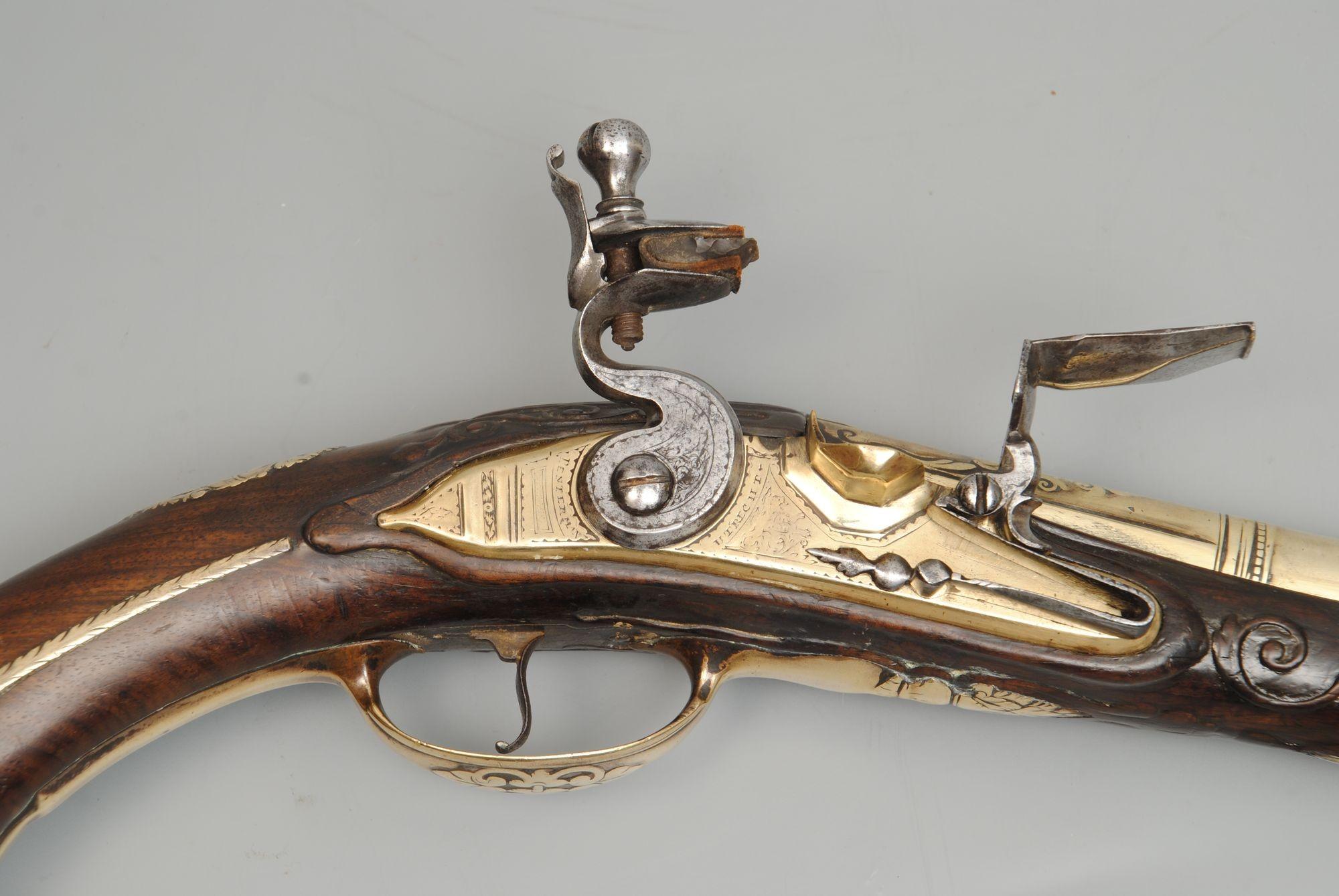 Rare Pair of Early 18TH Century Dutch Holster Flintlock Pistols In Good Condition In Lincolnshire, GB