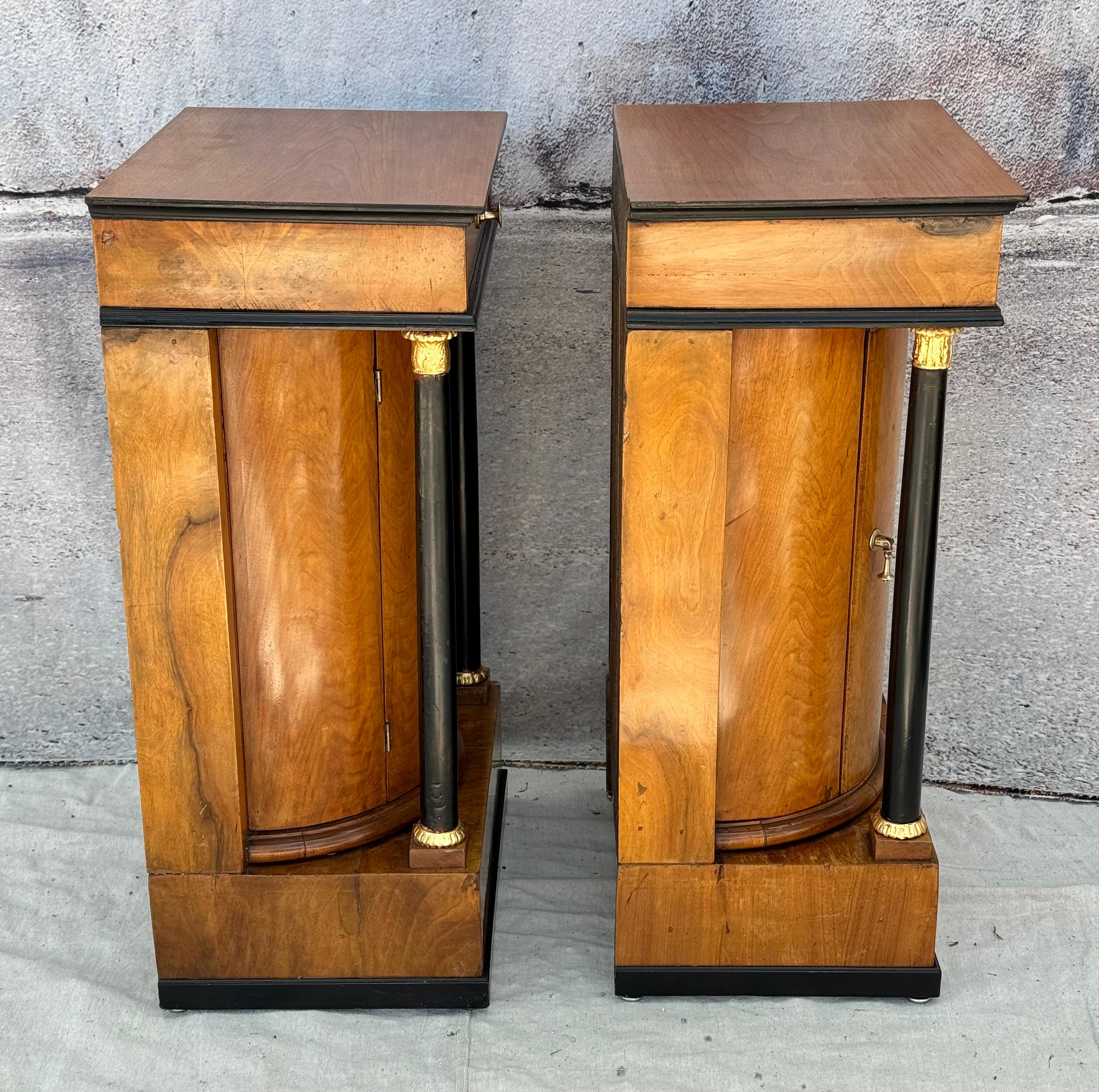 Seltenes Paar Zylinder-Beistellkommoden aus dem frühen 19. Jahrhundert (Holz) im Angebot