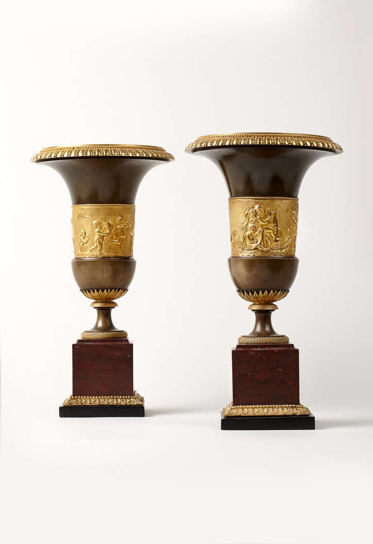 Rare Pair of Early 19th Century Empire Bronze Vases, French or German In Good Condition For Sale In Worpswede / Bremen, DE