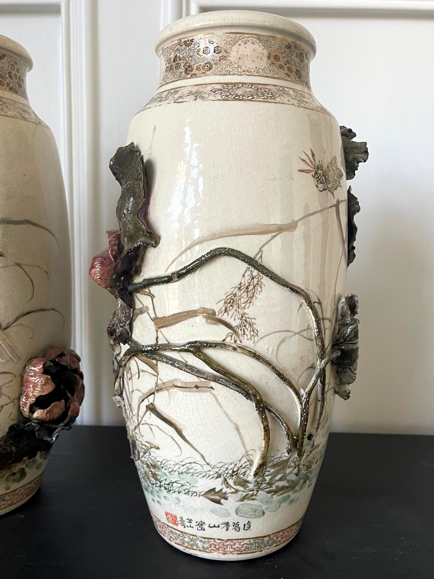 Rare Pair of Early Period Makuzu Kozan Takauki High-Relief Vases In Good Condition For Sale In Atlanta, GA