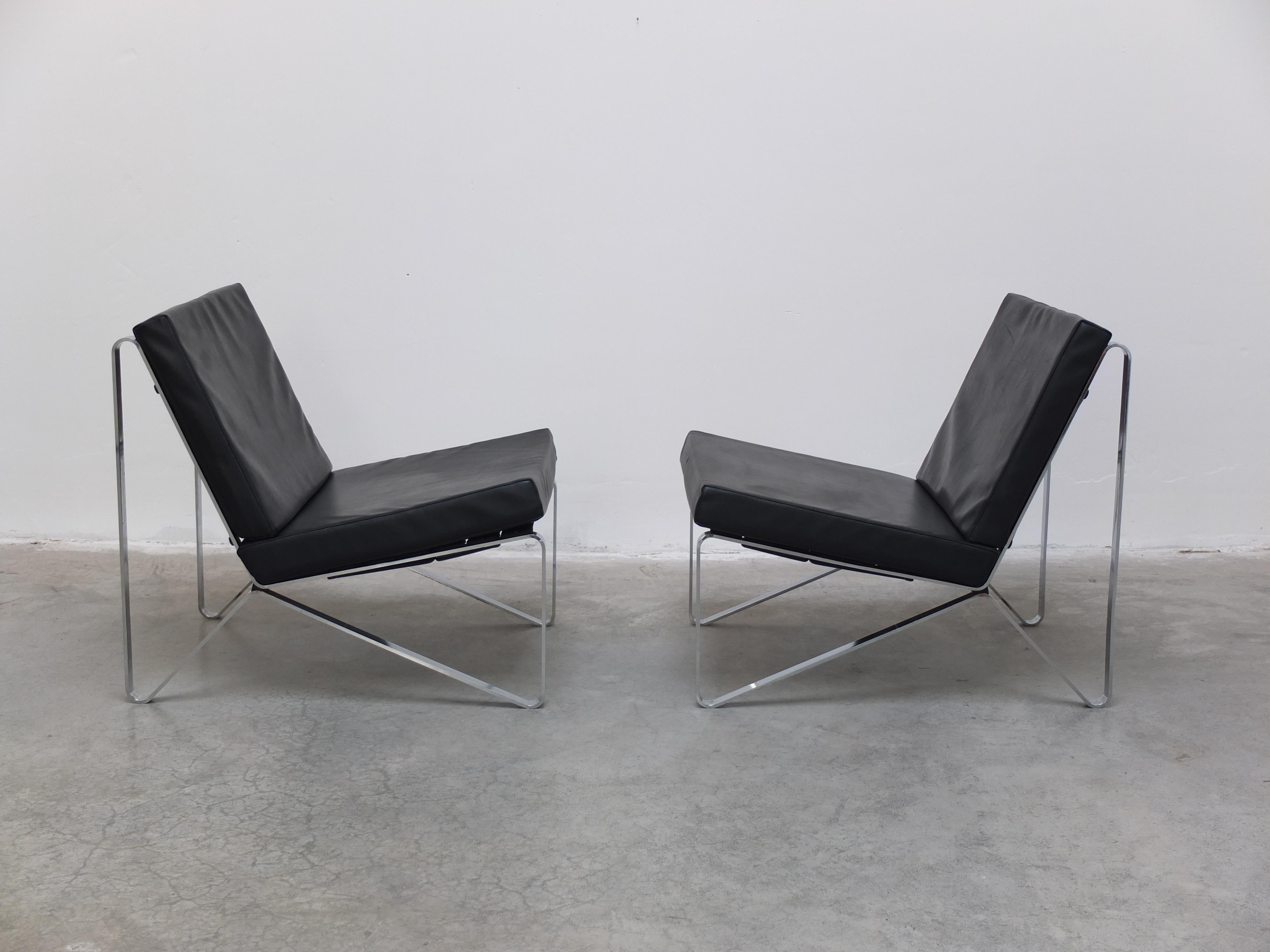 Excepcional pareja de butacas modernistas diseñadas por Hartmut Lohmeyer para Mauser hacia 1957. Presentan un bonito marco escultural de acero plano cromado y los cojines originales de semipiel. Se han renovado todas las correas de sujeción y estas