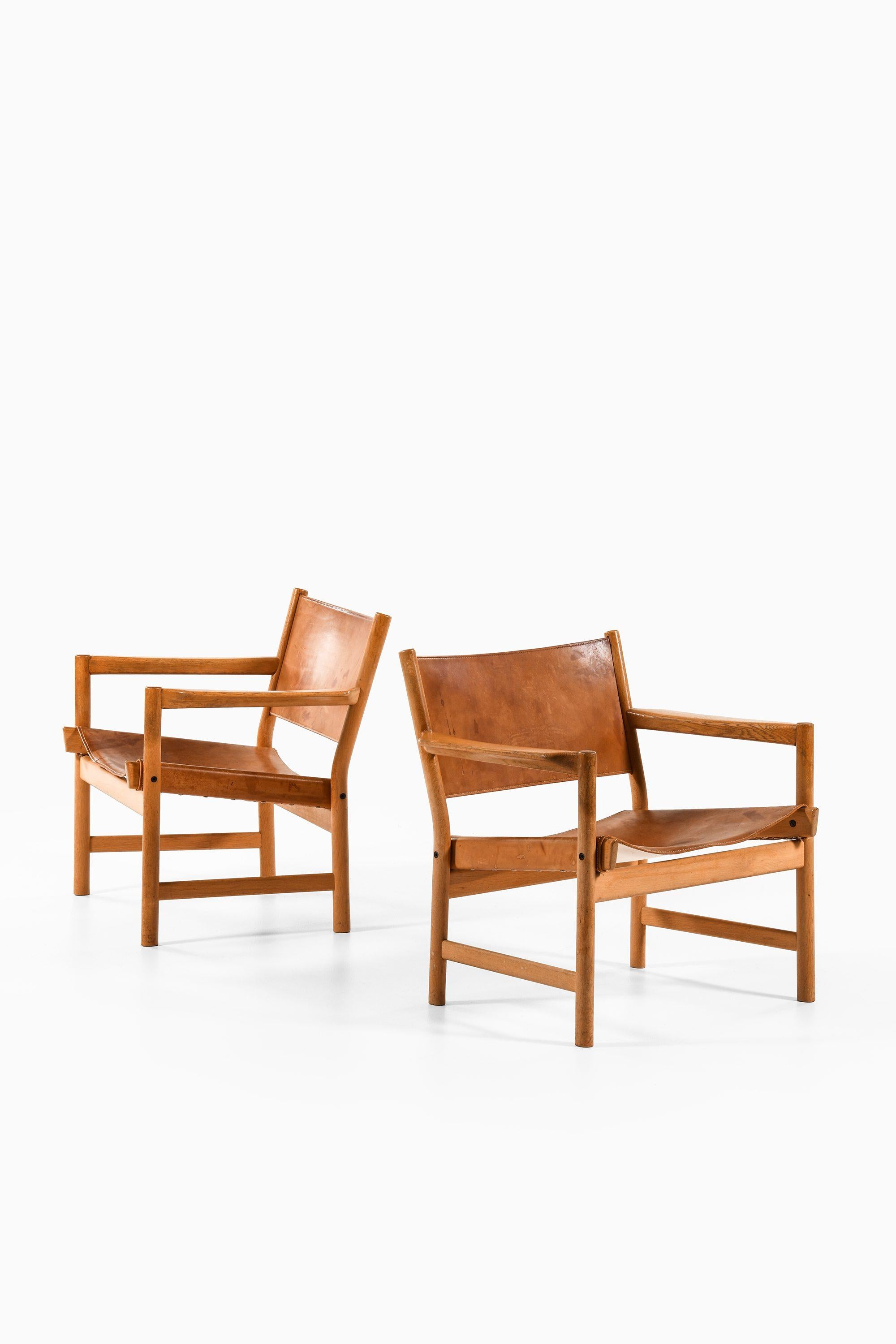 Rare Pair of Easy Chairs / safari chairs in Oak and Leather, 1960's

Additional Information:
Material: Oak and leather
Style: Mid century, Scandinavia
Probably produced in Denmark
Dimensions (W x D x H): 72 x 65 x 71 cm
Seat Height: 35 cm
Condition: