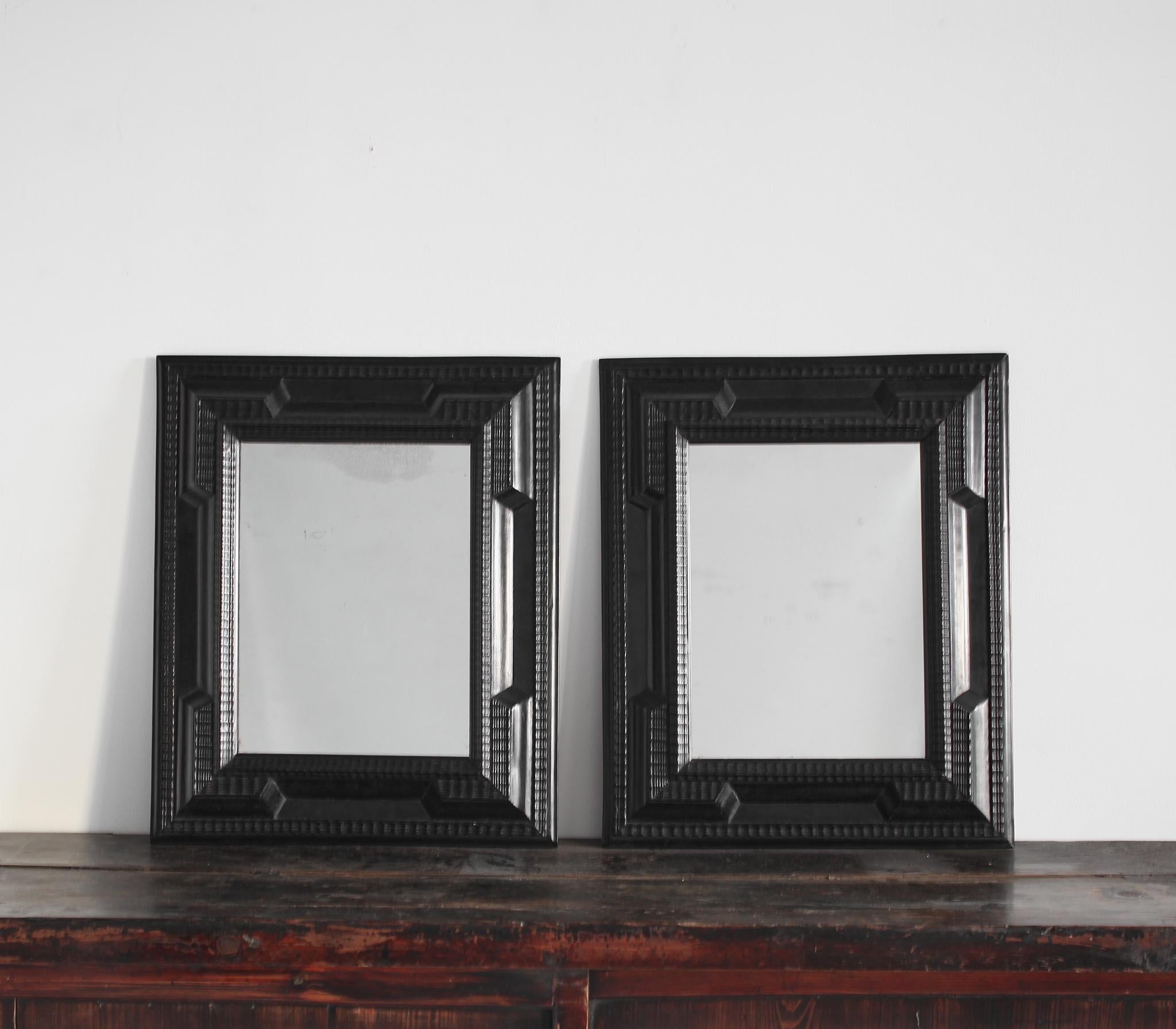 Rare paire de miroirs italiens Ripple du 19ème siècle en bois d'ébène Bon état - En vente à London, GB