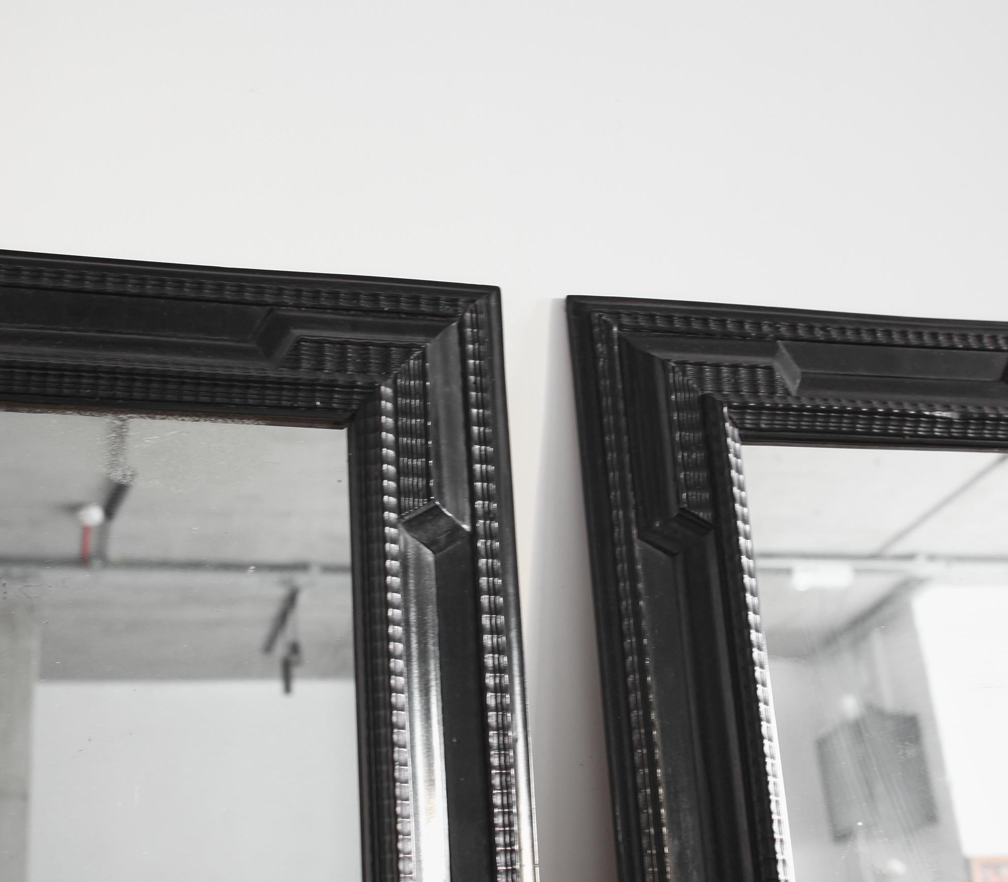 Miroir Rare paire de miroirs italiens Ripple du 19ème siècle en bois d'ébène en vente