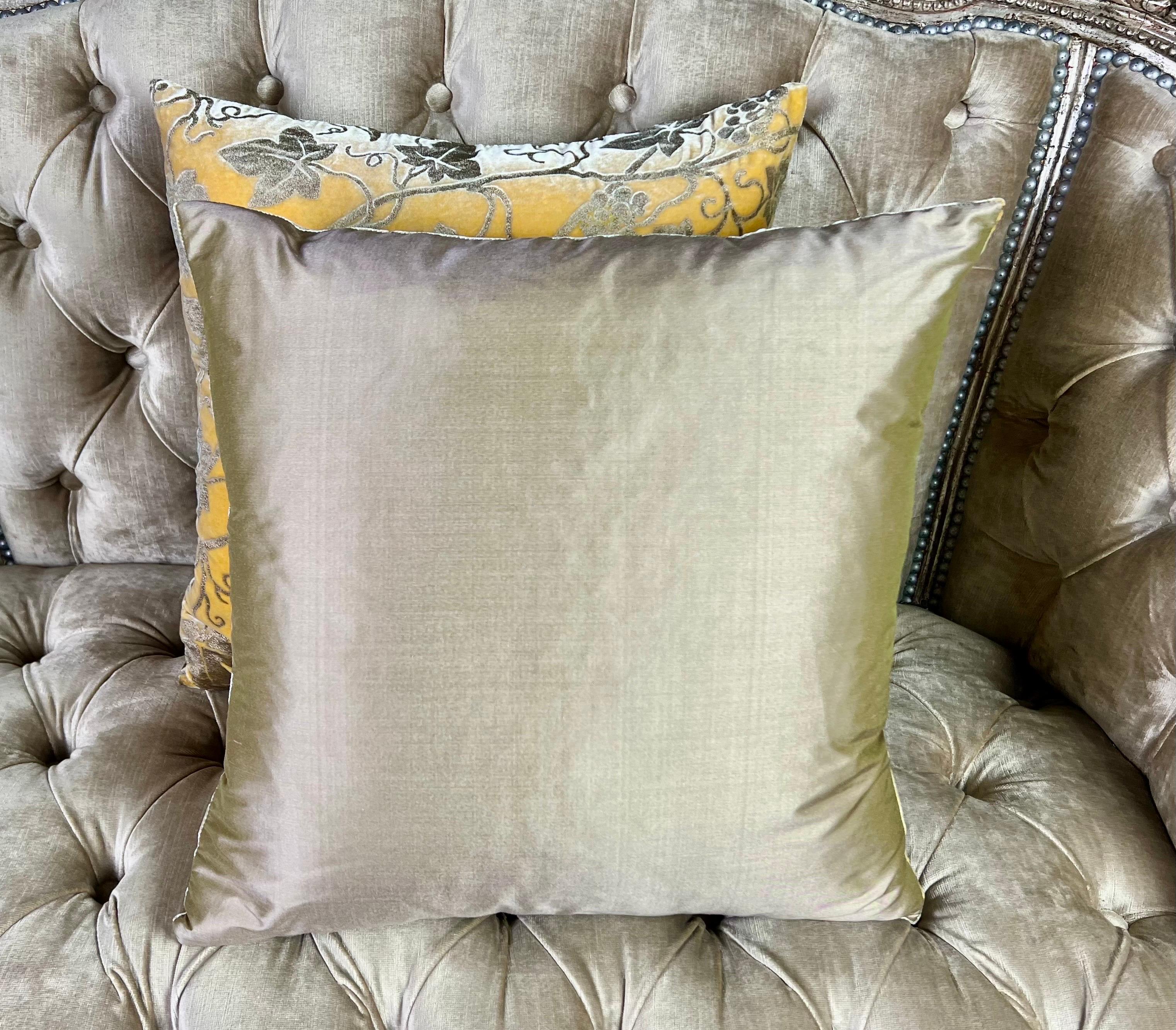 Rare Pair of Edera Patterned Fortuny Velvet Textile Pillows In Good Condition In Los Angeles, CA