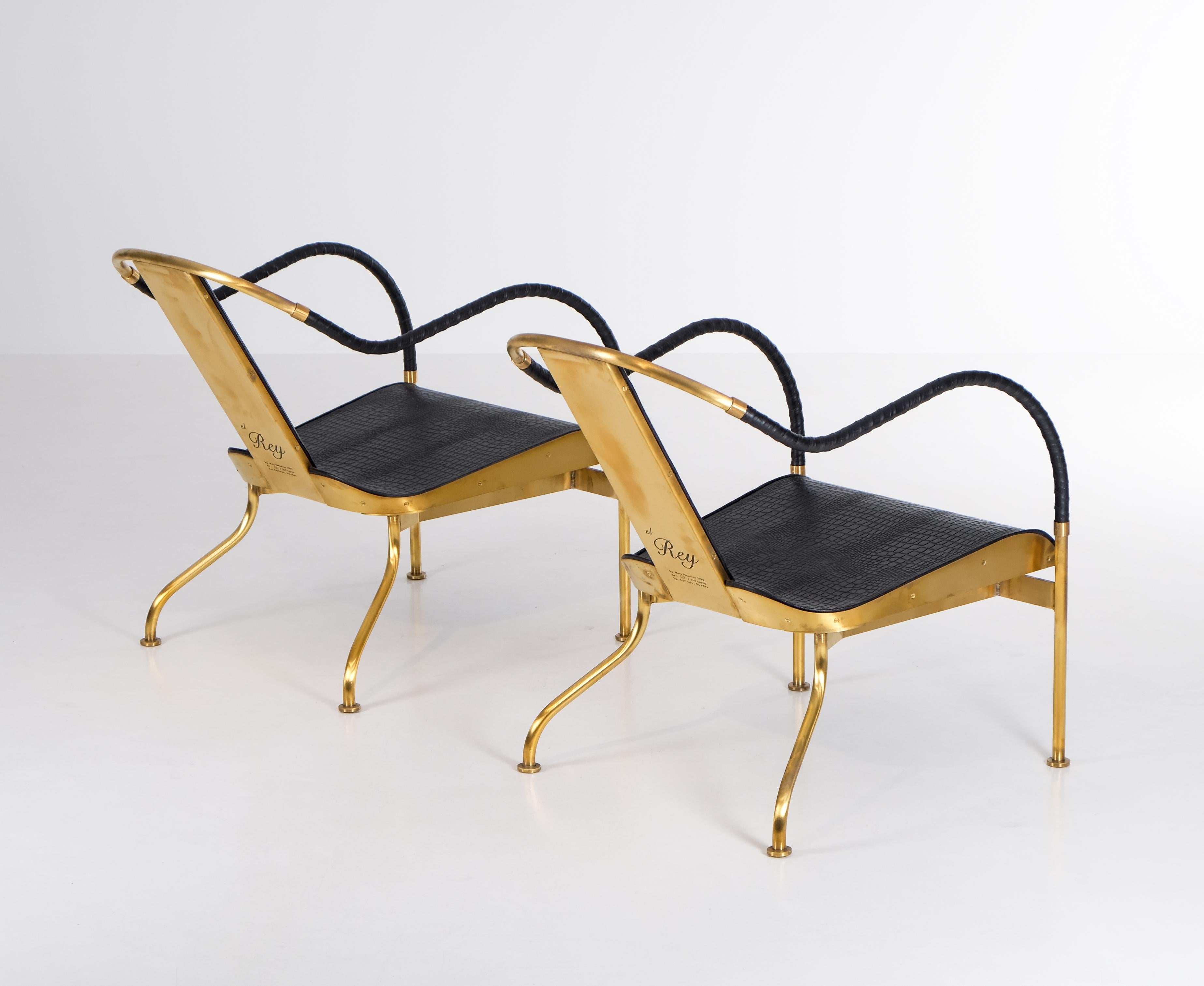 Armazón de latón, asiento y respaldo de piel de primera con estampado de cocodrilo. Reposabrazos forrados de cuero. Edición limitada de 360 sillas producidas en 1999. Se trata de las sillas nº 234 y nº 235.
Excelente estado.