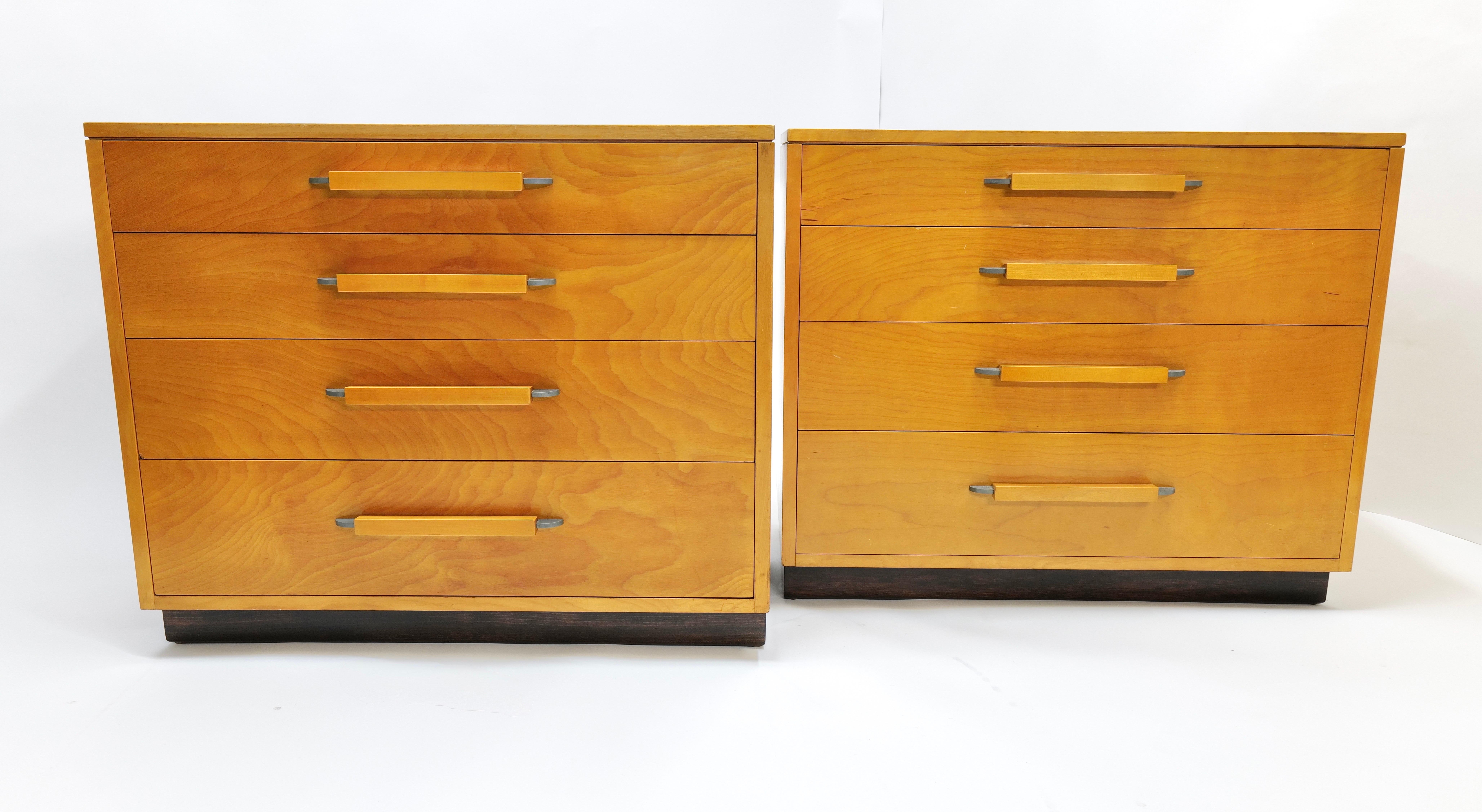 Una splendida e rara coppia di cassettoni a quattro cassetti disegnati da Eliel Saarinen e da sua figlia Pipsan Saarinen Swanson per la Johnson Furniture Company, intorno agli anni Quaranta. Eleganza raffinata del primo modernismo americano, queste