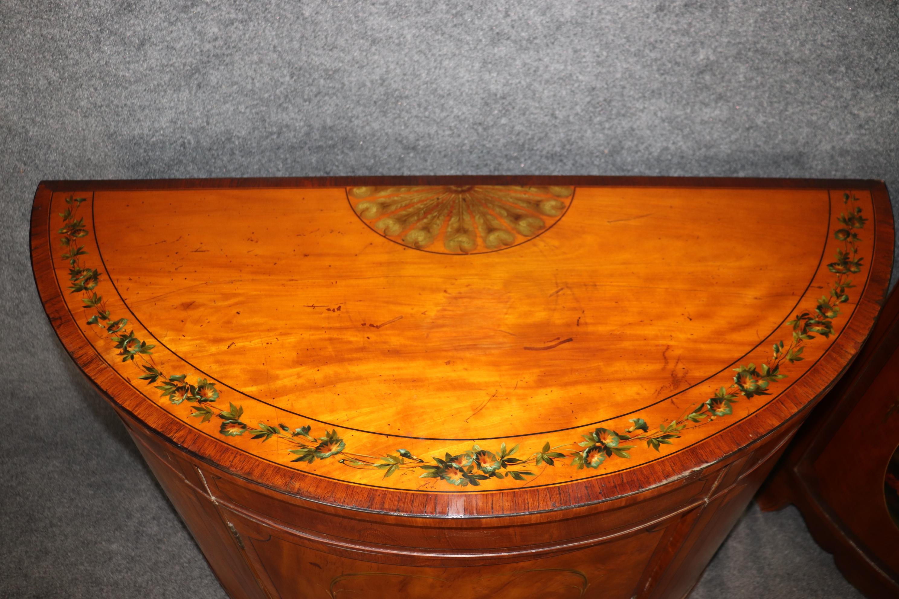 Rara coppia di commodes Demilune inglesi in legno satinato con decorazioni a vernice in stile Adams in vendita 4